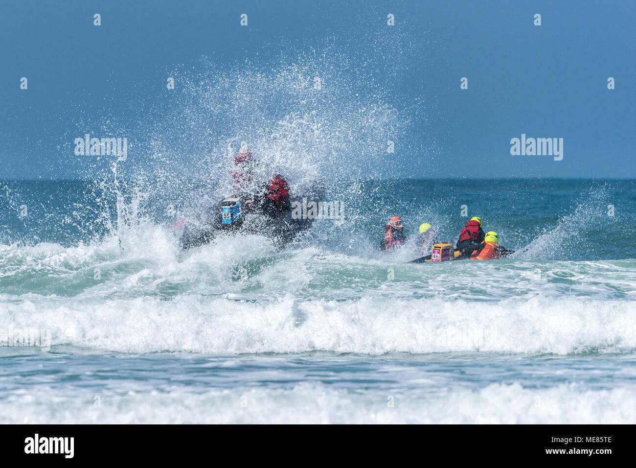 Newquay, Cornwall, UK. 21 avril, 2018. Le 5ème prb mis à l'UK a retourné à la célèbre plage de Fistral Newquay pour les Rounds 3&4 de la 2018 Le 5ème prb mis à l'championnats. Action spectaculaire que certains des bateaux gonflables de 4m si la perforation surfez et atteignent des hauteurs de 20 +ft dans l'air. Gordon 1928/Alamy Live News Banque D'Images