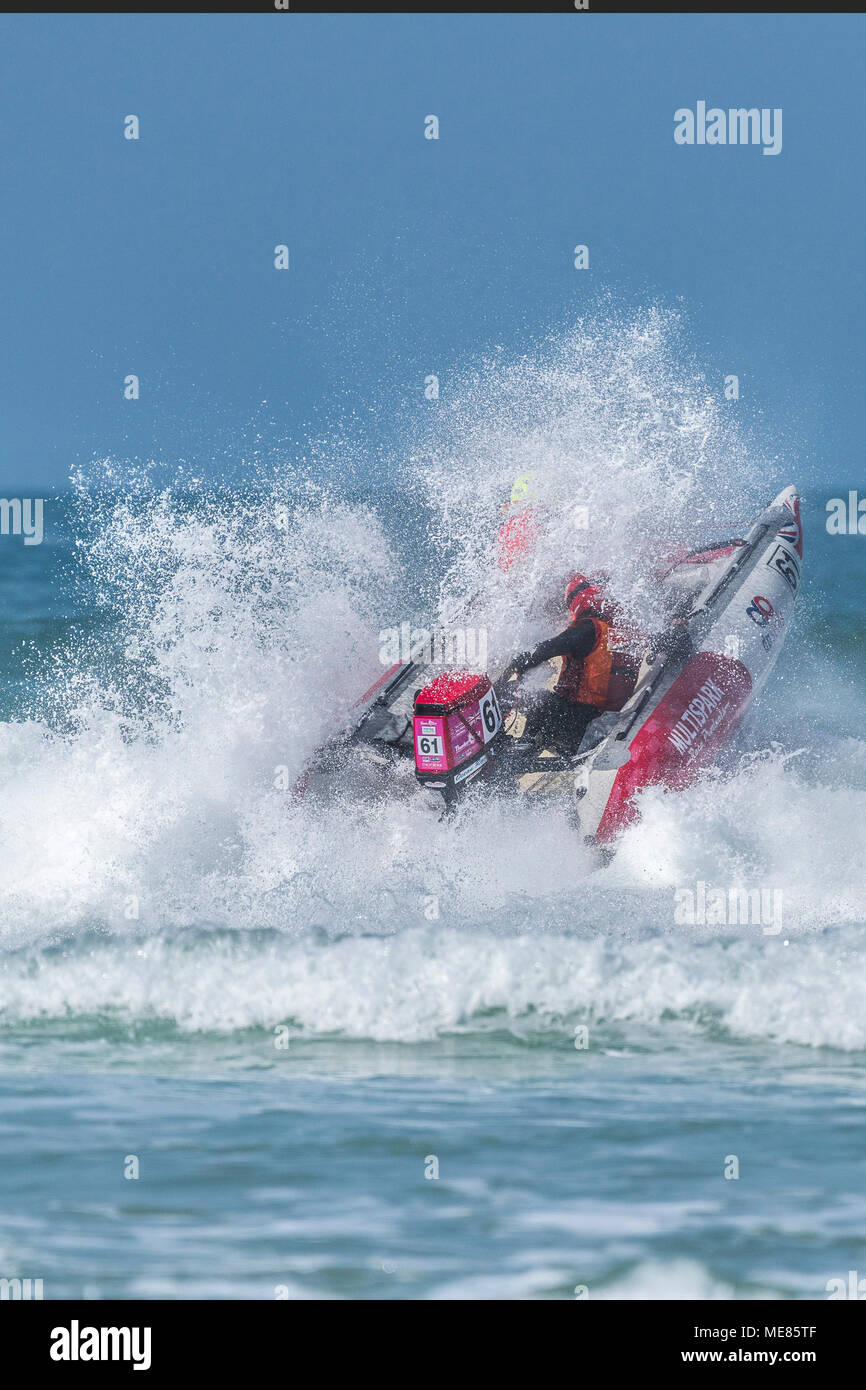 Newquay, Cornwall, UK. 21 avril, 2018. Le 5ème prb mis à l'UK a retourné à la célèbre plage de Fistral Newquay pour les Rounds 3&4 de la 2018 Le 5ème prb mis à l'championnats. L'action aérienne spectaculaire que certains des bateaux gonflables de 4m a frappé le surf et d'atteindre des hauteurs de 20 +ft dans l'air. Gordon 1928/Alamy Live News Banque D'Images