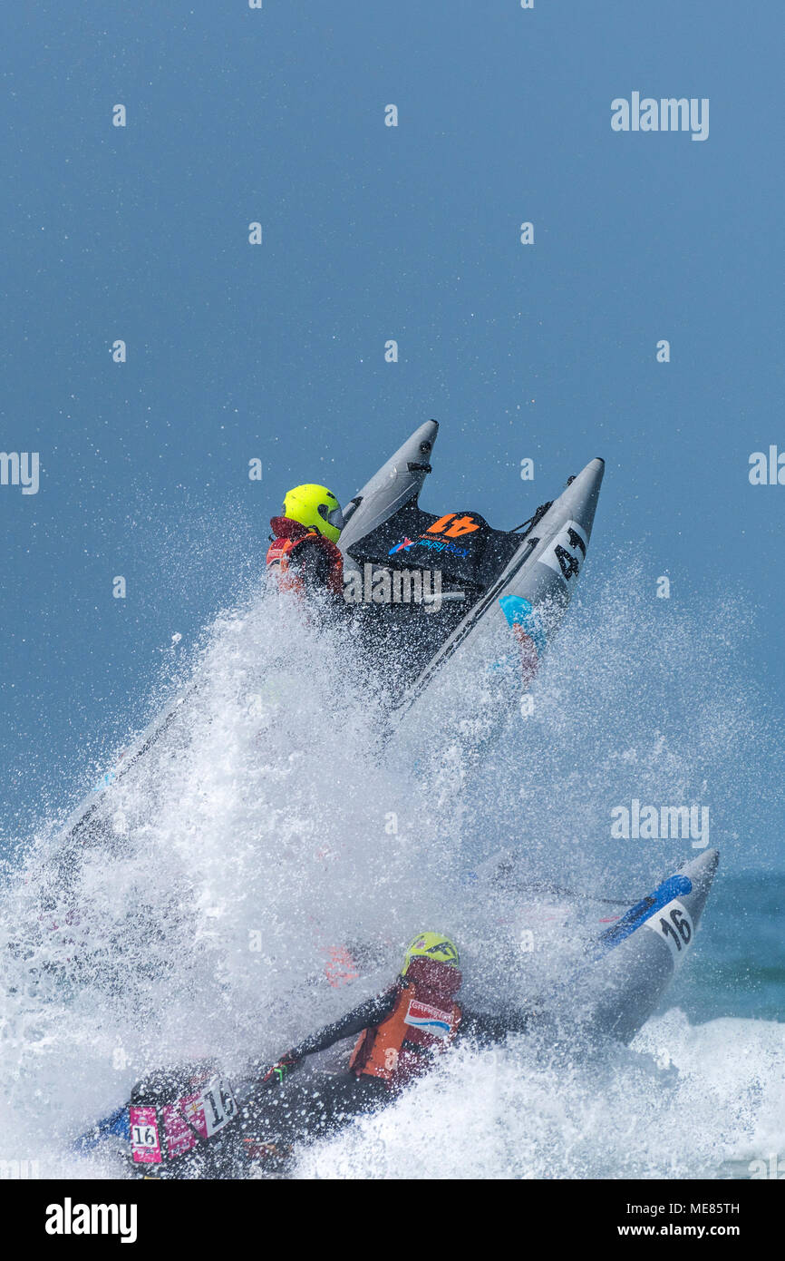 Newquay, Cornwall, UK. 21 avril, 2018. Le 5ème prb mis à l'UK a retourné à la célèbre plage de Fistral Newquay pour les Rounds 3&4 de la 2018 Le 5ème prb mis à l'championnats. L'action aérienne imprenable que certains des 4m bateaux gonflables poinçon dans le surf et d'atteindre des hauteurs de 20 +ft dans l'air. Gordon 1928/Alamy Live News Banque D'Images