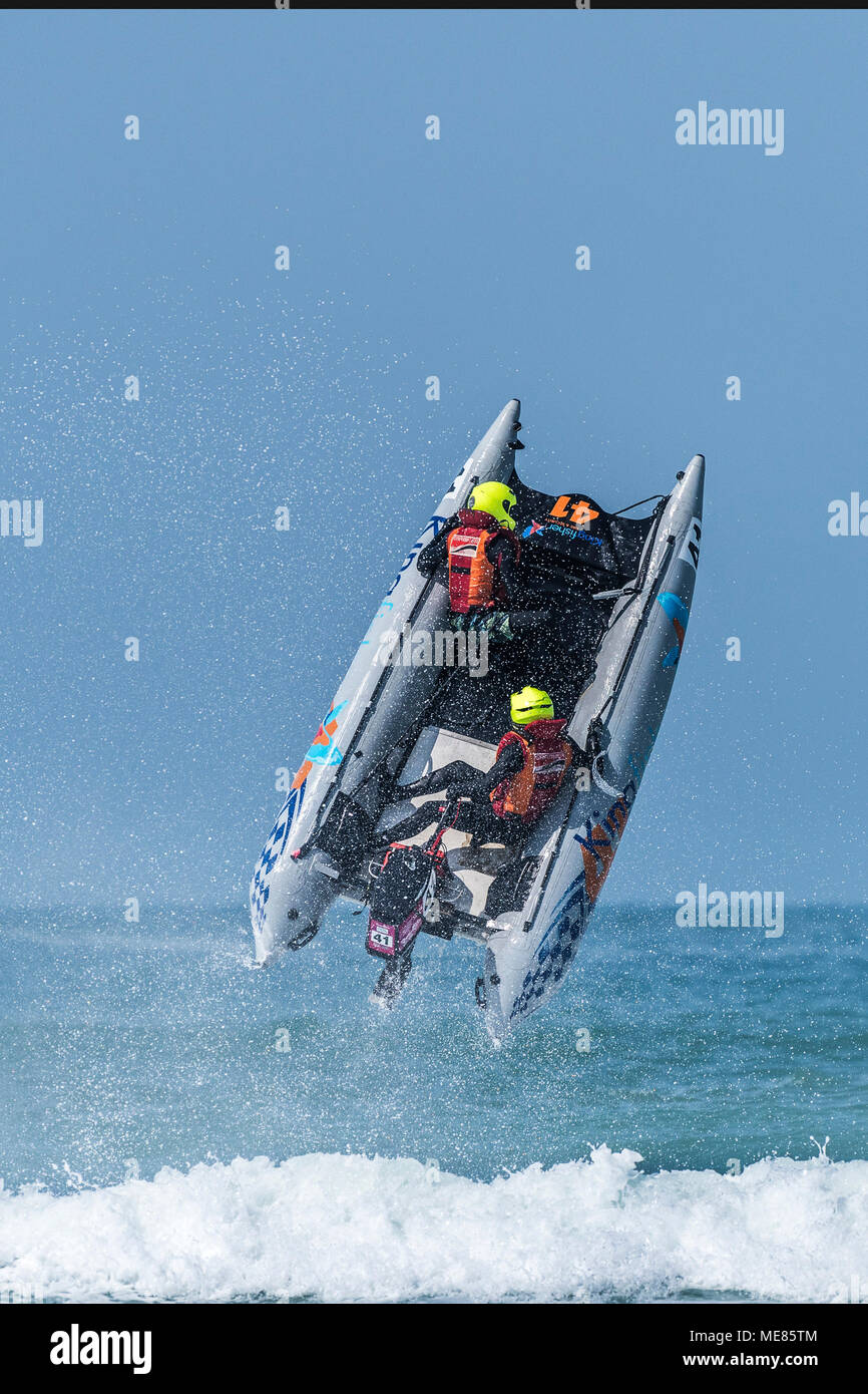 Newquay, Cornwall, UK. 21 avril, 2018. Le 5ème prb mis à l'UK a retourné à la célèbre plage de Fistral Newquay pour les Rounds 3&4 de la 2018 Le 5ème prb mis à l'championnats. L'action aérienne spectaculaire que certains des bateaux gonflables de 4m a frappé le surf et d'atteindre des hauteurs de 20 +ft dans l'air. Gordon 1928/Alamy Live News Banque D'Images