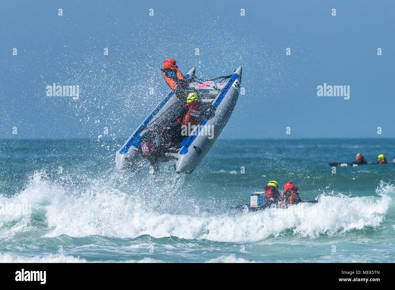 Newquay, Cornwall, UK. 21 avril, 2018. Le 5ème prb mis à l'UK a retourné à la célèbre plage de Fistral Newquay pour les Rounds 3&4 de la 2018 Le 5ème prb mis à l'championnats. L'action aérienne spectaculaire que certains des bateaux gonflables de 4m a frappé le surf et d'atteindre des hauteurs de 20 +ft dans l'air. Gordon 1928/Alamy Live News Banque D'Images