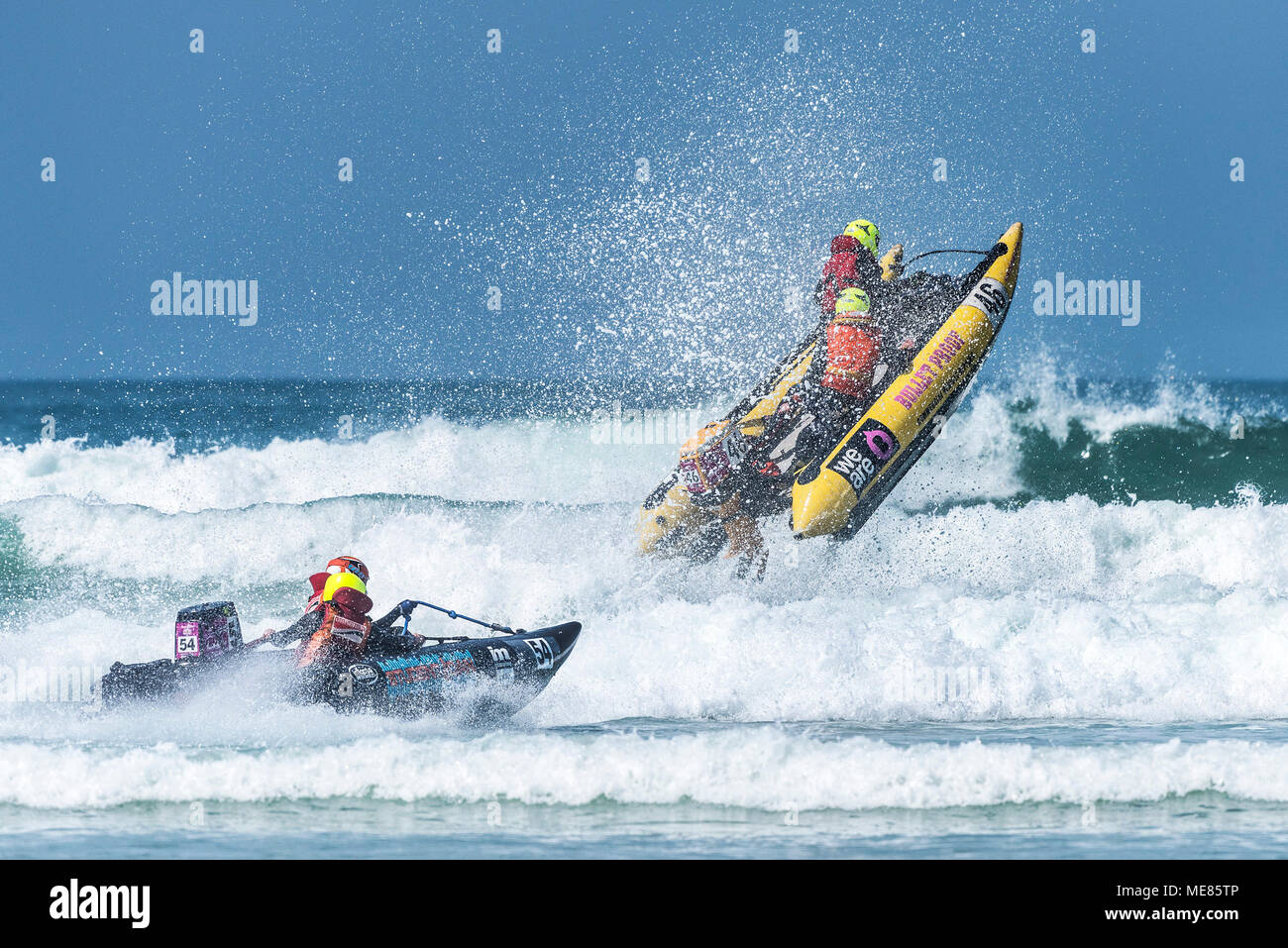 Newquay, Cornwall, UK. 21 avril, 2018. Le 5ème prb mis à l'UK a retourné à la célèbre plage de Fistral Newquay pour les Rounds 3&4 de la 2018 Le 5ème prb mis à l'championnats. L'action aérienne spectaculaire que certains des bateaux gonflables de 4m a frappé le surf et d'atteindre des hauteurs de 20 +ft dans l'air. Gordon 1928/Alamy Live News Banque D'Images