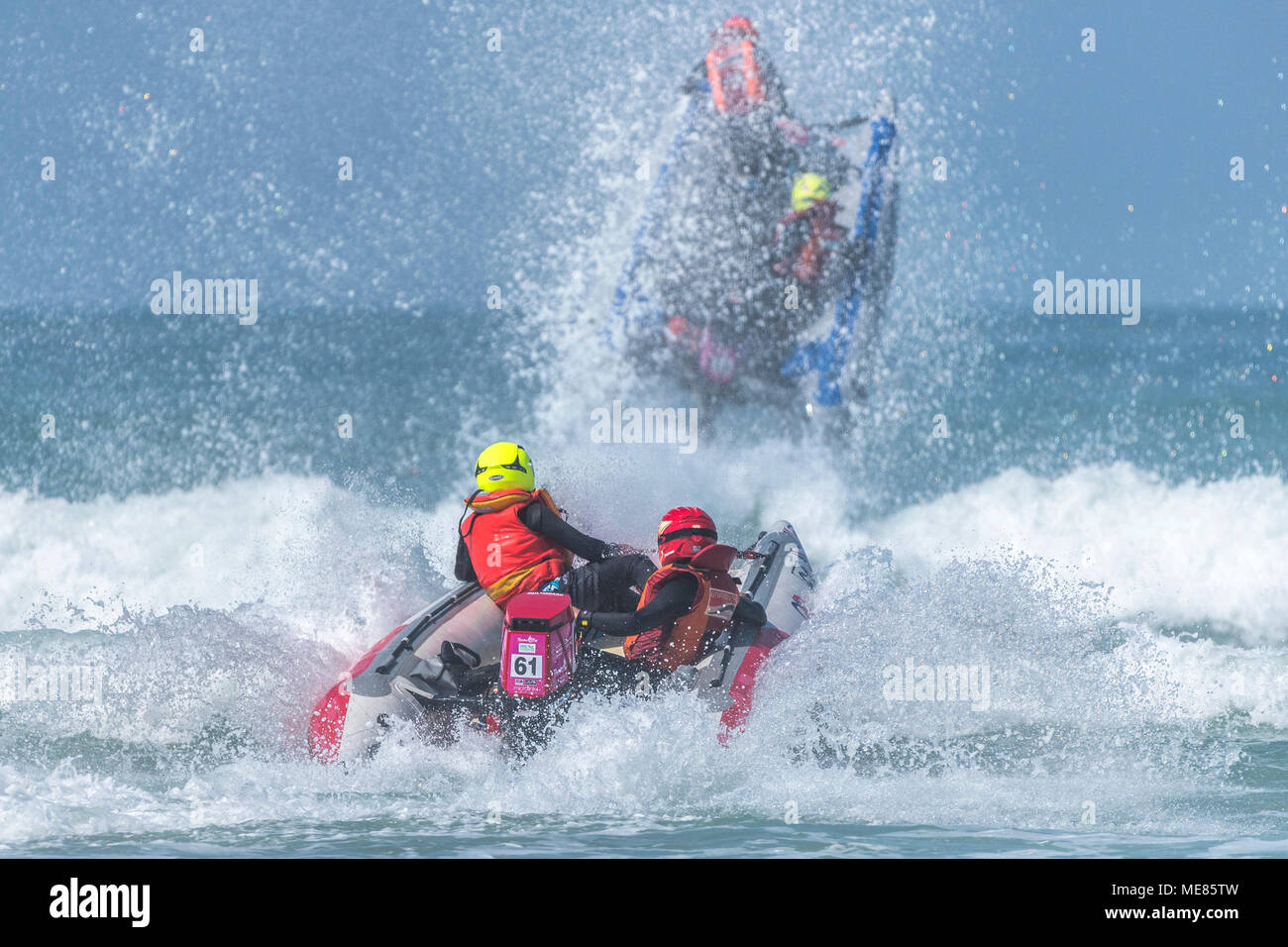 Newquay, Cornwall, UK. 21 avril, 2018. Le 5ème prb mis à l'UK a retourné à la célèbre plage de Fistral Newquay pour les Rounds 3&4 de la 2018 Le 5ème prb mis à l'championnats. L'action aérienne spectaculaire que certains des bateaux gonflables de 4m a frappé le surf et d'atteindre des hauteurs de 20 +ft dans l'air. Gordon 1928/Alamy Live News Banque D'Images