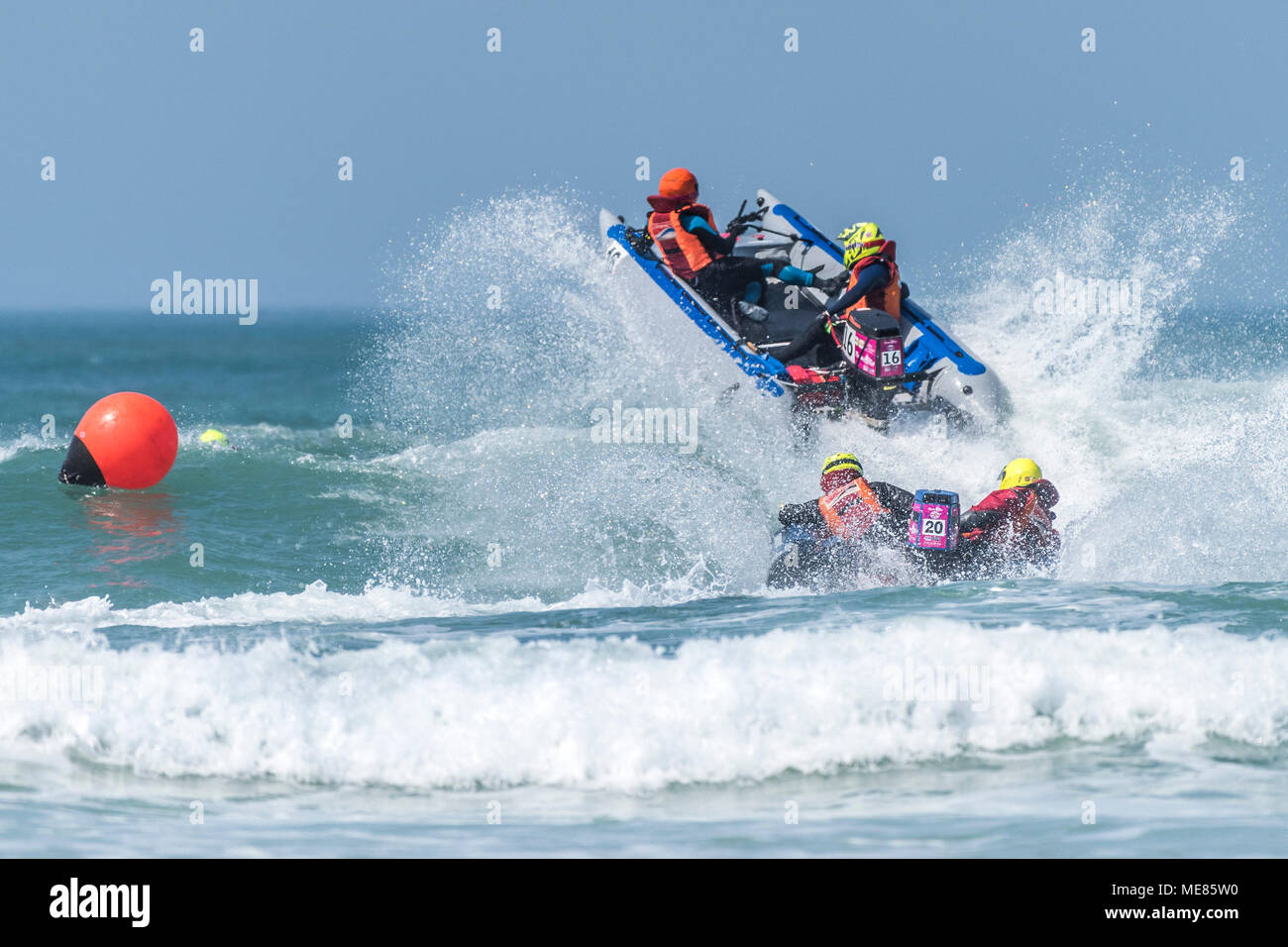 Newquay, Cornwall, UK. 21 avril, 2018. Le 5ème prb mis à l'UK a retourné à la célèbre plage de Fistral Newquay pour les Rounds 3&4 de la 2018 Le 5ème prb mis à l'championnats. L'action aérienne spectaculaire que certains des bateaux gonflables de 4m a frappé le surf et d'atteindre des hauteurs de 20 +ft dans l'air. Gordon 1928/Alamy Live News Banque D'Images