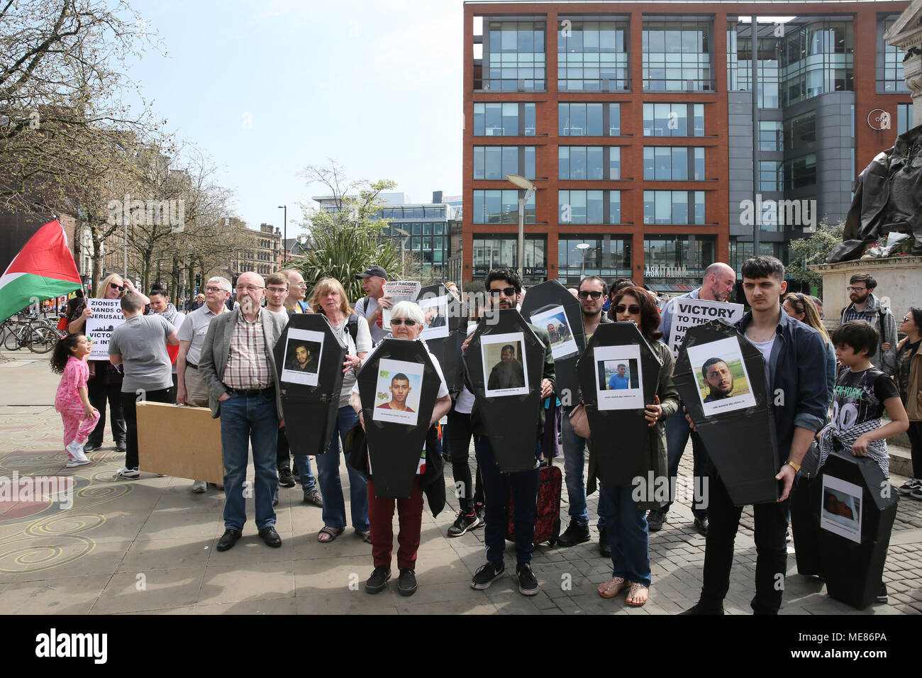 Manchester, UK. 21 avril, 2018. Des manifestants palestiniens Pro réunis dans les jardins de Piccadilly transportant des cercueils avec des photos de certains de ceux qui ont été tués à Gaza, Manchester, 21 avril 2018 (C)Barbara Cook/Alamy Live News Banque D'Images