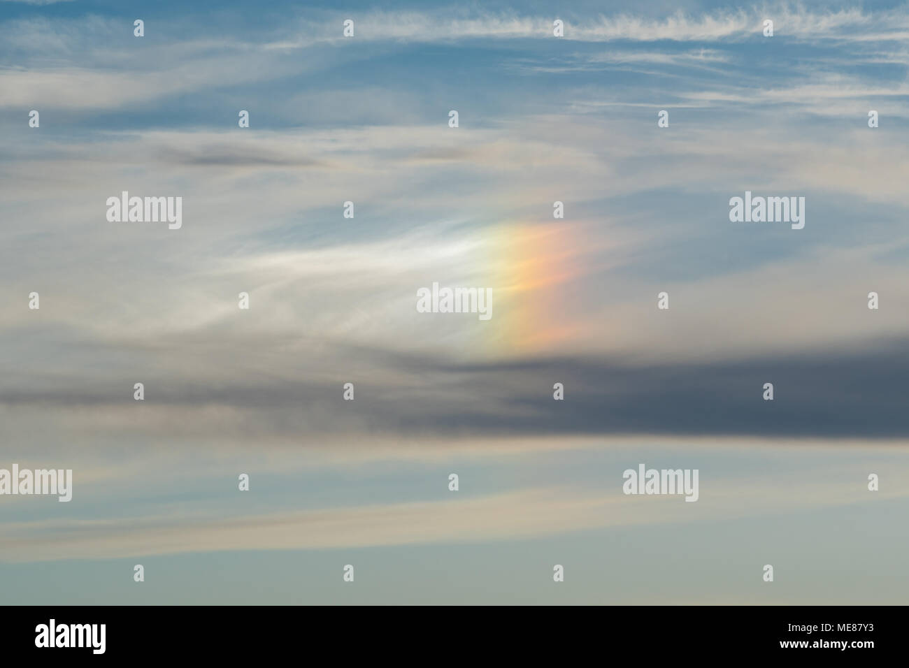 Stirlingshire, UK. 21 avril, 2018. UK - à la fin d'une belle journée avec le soleil bas dans le ciel un sundog apparaît dans Stirlingshire. Un sundog est un phénomène atmosphérique causée lorsque la lumière passe à travers des cristaux de glace dans la mince couche de nuages cirrus Crédit : Kay Roxby/Alamy Live News Banque D'Images