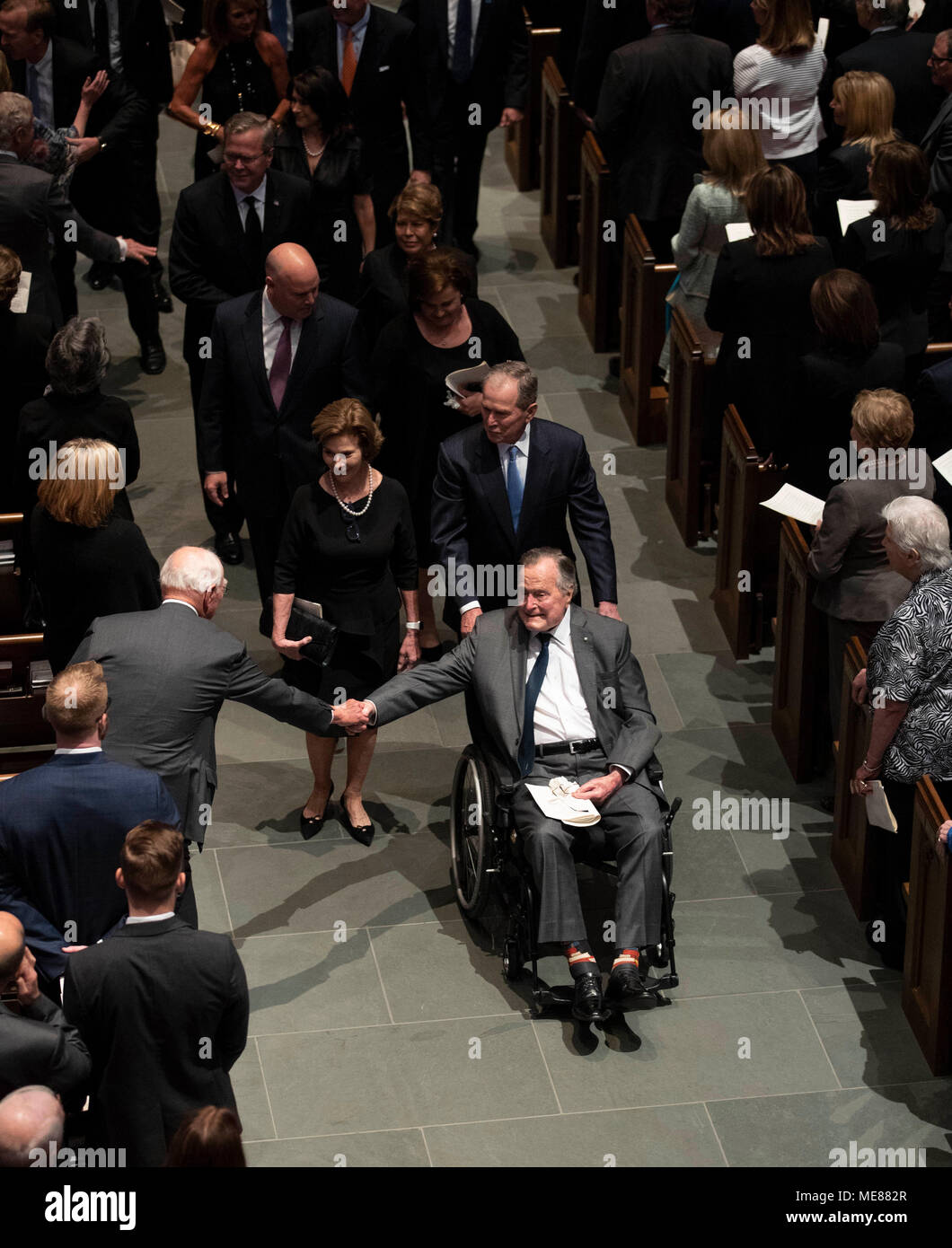 Houston, Texas, USA. 21 avril, 2018. George H. W. Bush quitte le service à l'église Saint Martin pour l'ex-Première Dame Barbara Bush pour invités. Mme Bush, l'épouse d'un président et de la mère à l'autre, est décédé le 17 avril à Houston à l'âge de 92 ans. Credit : Bob Daemmrich/Alamy Live News Banque D'Images