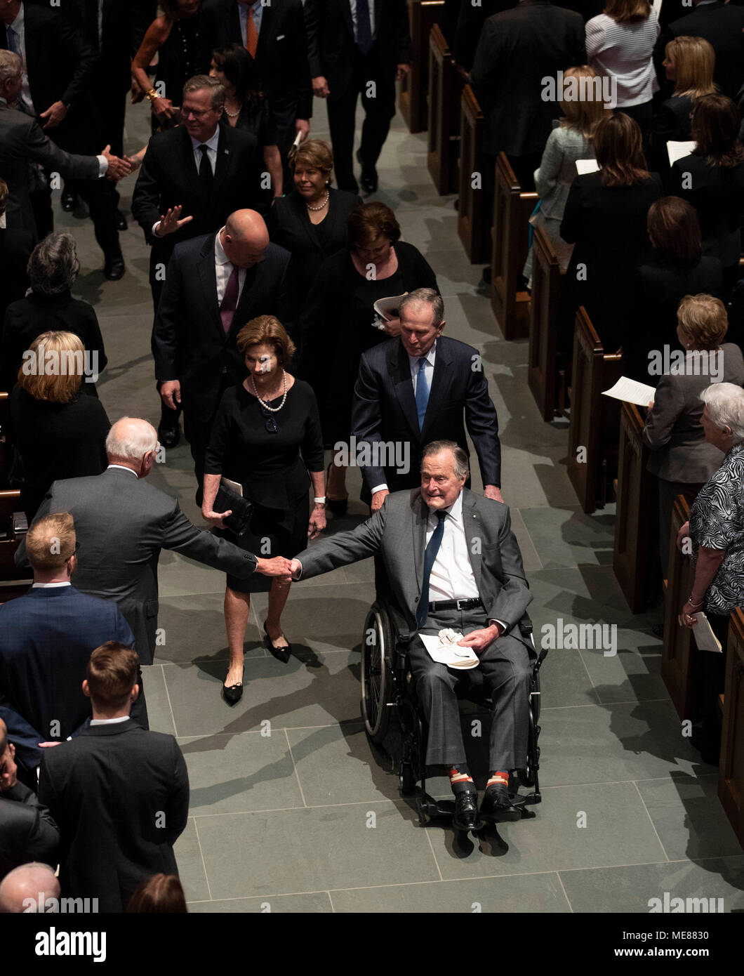 George H. W. Bush quitte le service funéraire pour son épouse, l'ex-Première Dame Barbara Bush à St Martin's Episcopal Church, à Houston. Banque D'Images