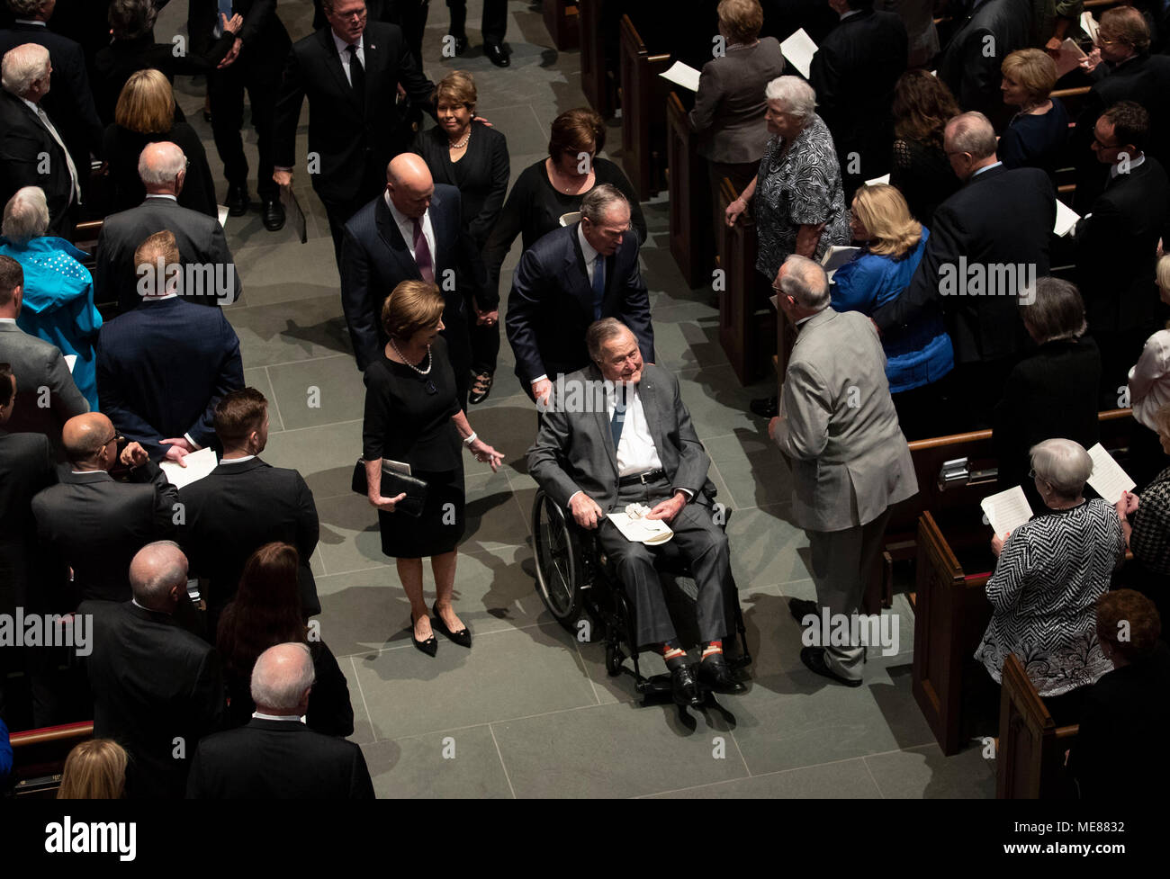 George H. W. Bush quitte le service funéraire pour son épouse, l'ex-Première Dame Barbara Bush à St Martin's Episcopal Church, à Houston. Banque D'Images