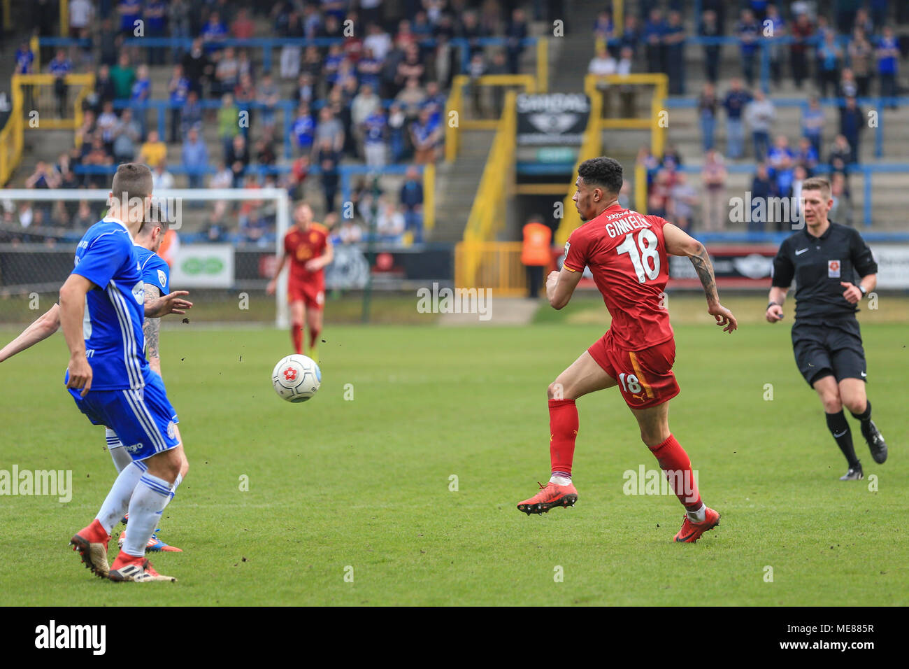 Halifax, Royaume-Uni. 21 avril, 2018. Ligue nationale, Halifax Town v Tranmere Rovers ; Josh Ginnelly Tranmere Rovers de traverse la balle dans la case Crédit : Nouvelles Images /Alamy Live News Banque D'Images