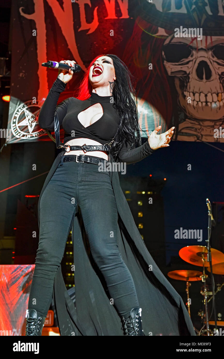 Las Vegas, Nevada, le 20 avril 2018 - Ashley Costello chanteur pour le groupe New Years Day sur scène le 1er jour de la deuxième édition annuelle de Las Stique a 2 jours , heavy metal music festival tenu à la Centre-ville de Las Vegas Events Center. Crédit de photo : Ken Howard Images Banque D'Images