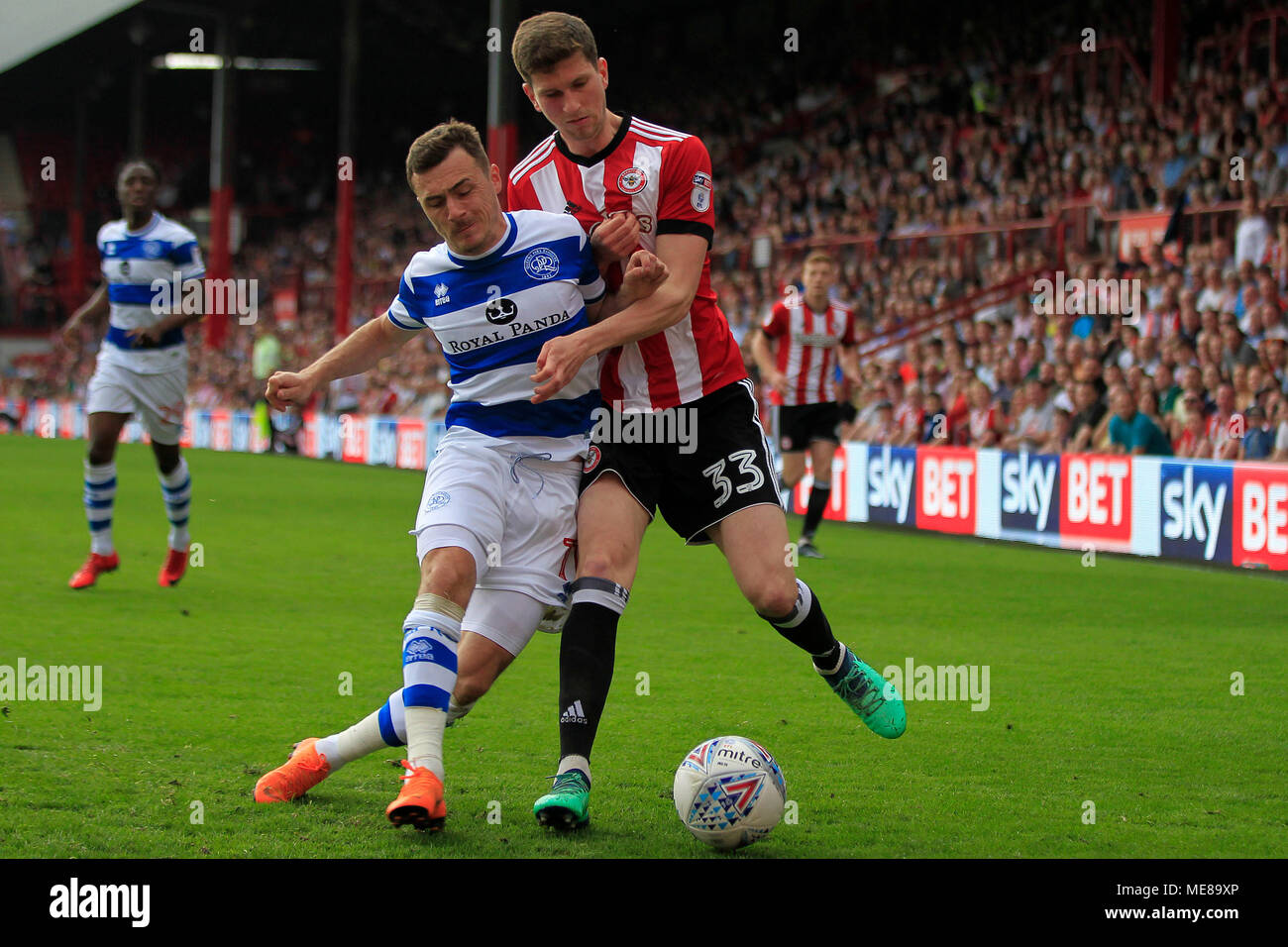 Josh Scowen des Queens Park Rangers (L) en action avec Chris Mepham de Brentford (R). Match de championnat Skybet EFL, Brentford v Queens Park Rangers au stade de Griffin Park à Londres le samedi 21 avril 2018. Cette image ne peut être utilisé qu'à des fins rédactionnelles. Usage éditorial uniquement, licence requise pour un usage commercial. Aucune utilisation de pari, de jeux ou d'un seul club/ligue/dvd publications pic par Steffan Bowen/Andrew Orchard la photographie de sport/Alamy live news Banque D'Images
