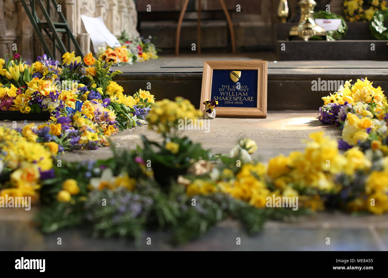 Stratford Upon Avon, Angleterre. Apr 21, 2018. Tributs floraux sont fixées à la tombe de William Shakespeare à Holy Trinity Church à Stratford-upon-Avon, Royaume-Uni, le 21 avril 2018. Les gens marqués William Shakespeare's 454 e anniversaire ici le samedi. Credit : Isabel Infantes/Xinhua/Alamy Live News Banque D'Images