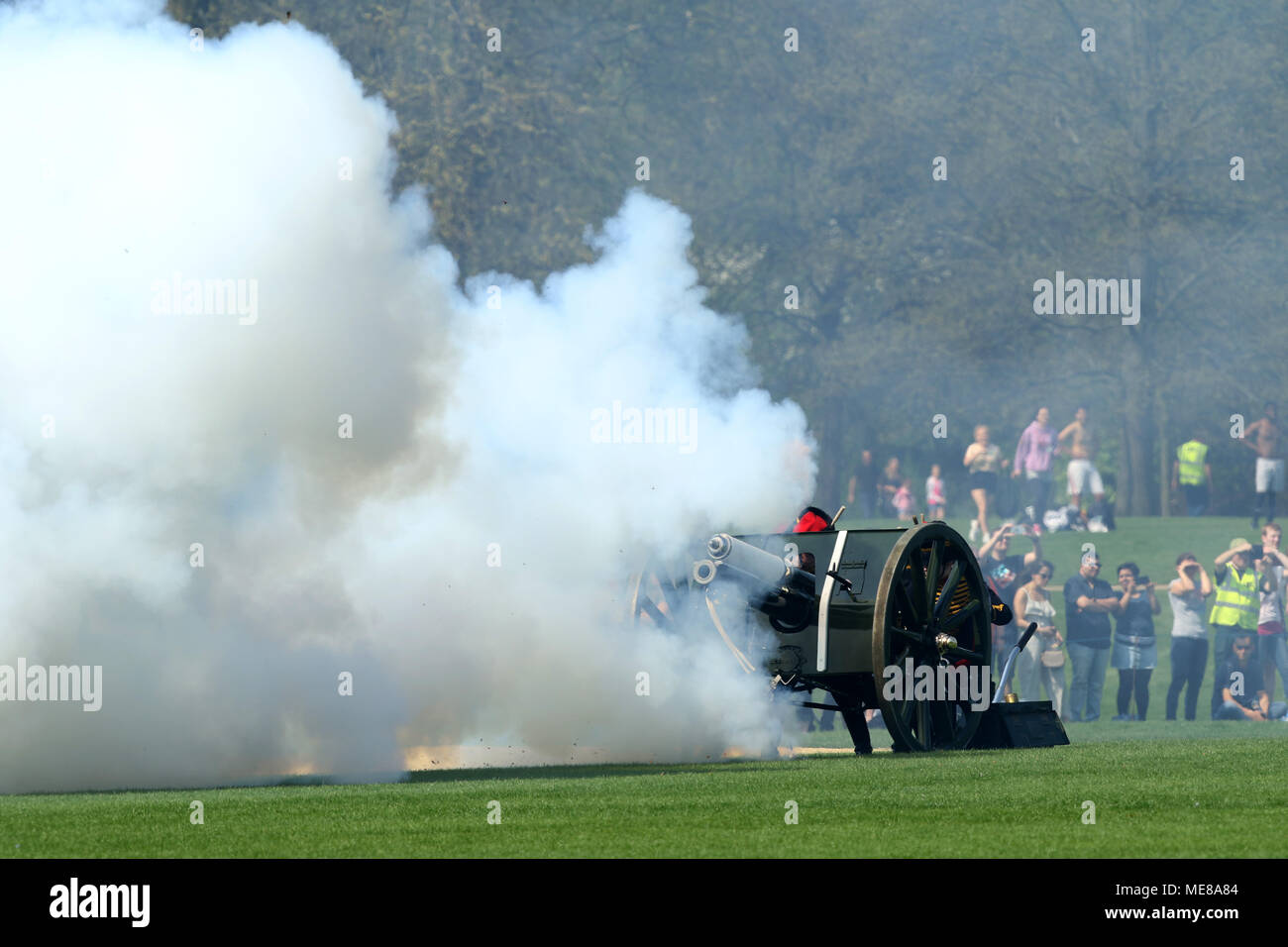 Londres, Royaume-Uni, 21 avril 2018. Une salve de 41 est déclenché par la troupe Kings Royal Horse Artillery dans Hyde Park aujourd'hui pour marquer le 92e anniversaire de Sa Majesté la Reine Elizabeth II. Sa Majesté la Reine Elizabeth II est le plus ancien monarque. Les Kings Royal Horse Artillery gun salute, Hyde Park, Londres, le 21 avril 2018. Crédit : Paul Marriott/Alamy Live News Banque D'Images