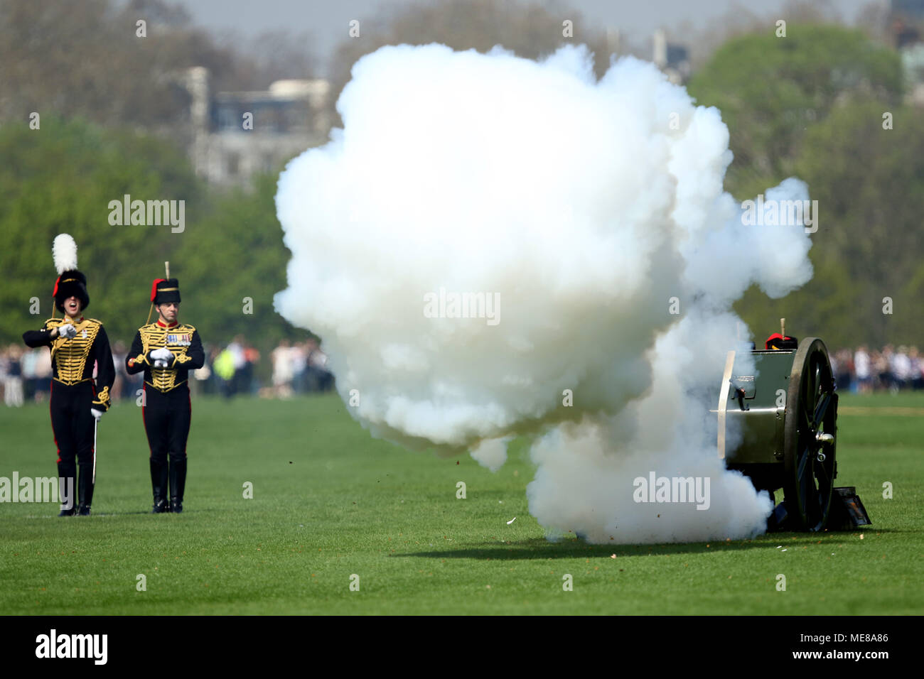 Londres, Royaume-Uni, 21 avril 2018. Une salve de 41 est déclenché par la troupe Kings Royal Horse Artillery dans Hyde Park aujourd'hui pour marquer le 92e anniversaire de Sa Majesté la Reine Elizabeth II. Sa Majesté la Reine Elizabeth II est le plus ancien monarque. Les Kings Royal Horse Artillery gun salute, Hyde Park, Londres, le 21 avril 2018. Crédit : Paul Marriott/Alamy Live News Banque D'Images