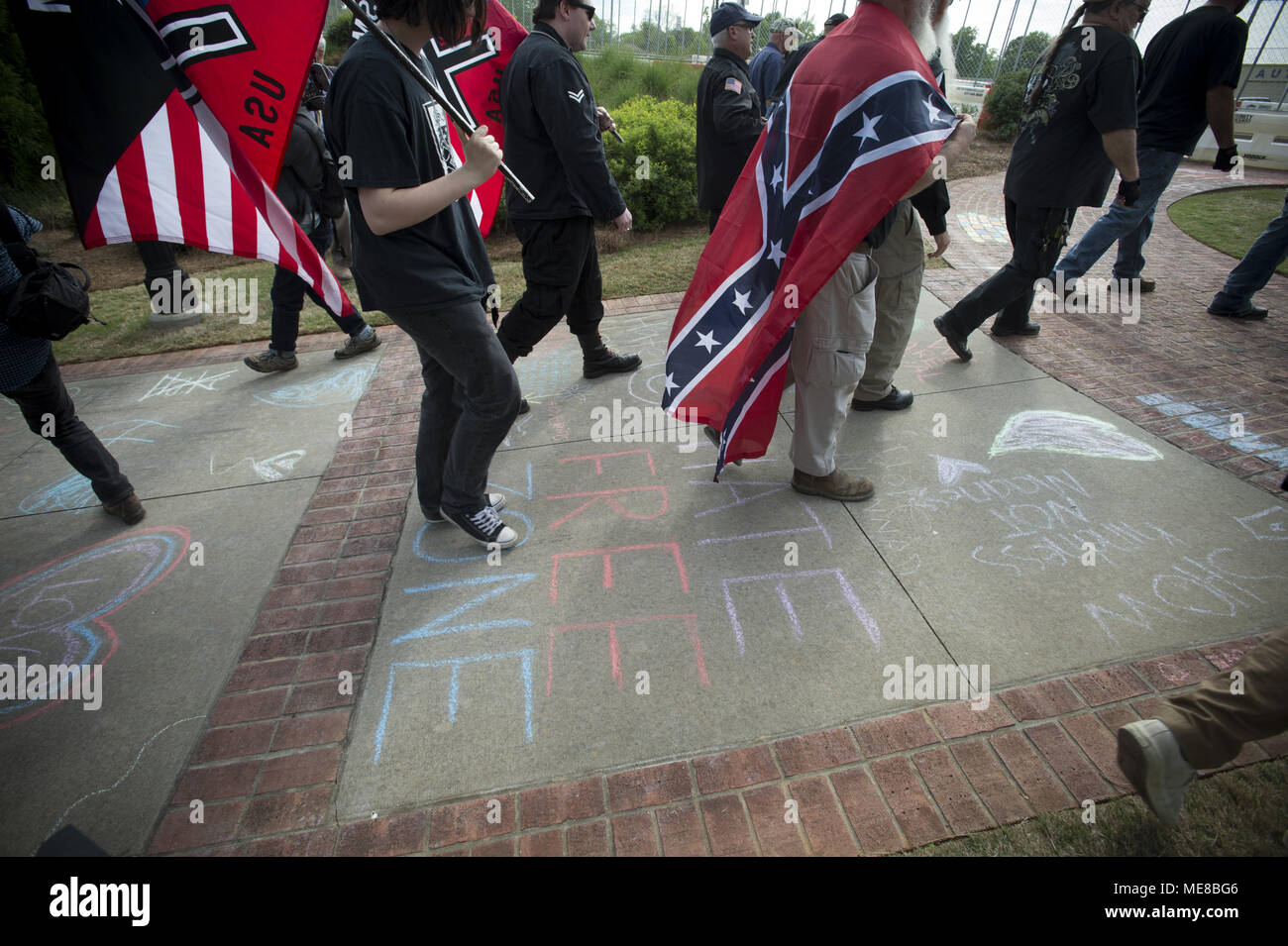 Newnan, Georgia, USA. Apr 21, 2018. Environ 35 néo-nazi de la suprématie blanche se rassemblent pour rallye en parc dans cette petite ville de Géorgie, surround par par des centaines de membres des forces de l'ordre et des centaines de manifestants anti-blancs Crédit : Robin Rayne Nelson/ZUMA/Alamy Fil Live News Banque D'Images