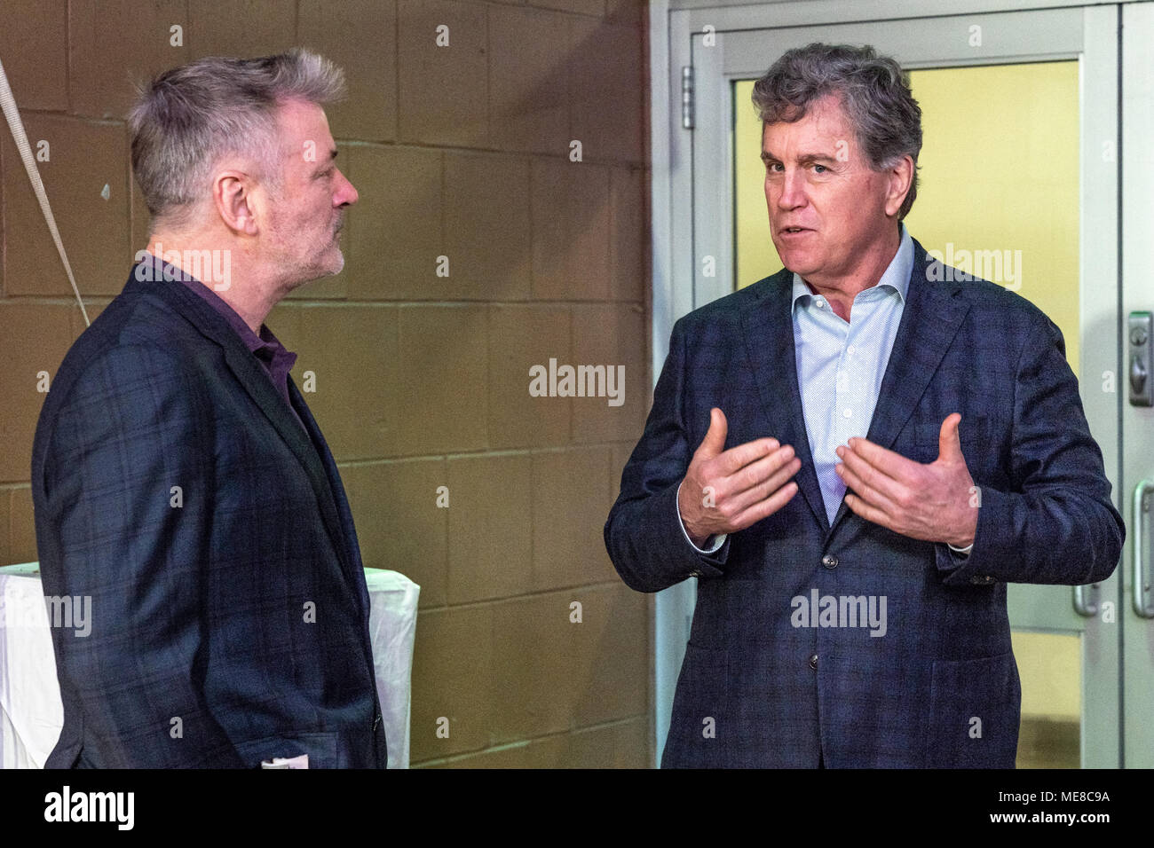 New York, États-Unis, 21 avril 2018. L'acteur Alec Baldwin (L) est à l'écoute de Sony Pictures Classics co-président Tom Bernard en marge du tapis rouge qu'ils assistent à la première de "La Mouette" au 2018 Tribeca Film Festival à New York. Photo par Enrique Shore /Alamy Live News Banque D'Images