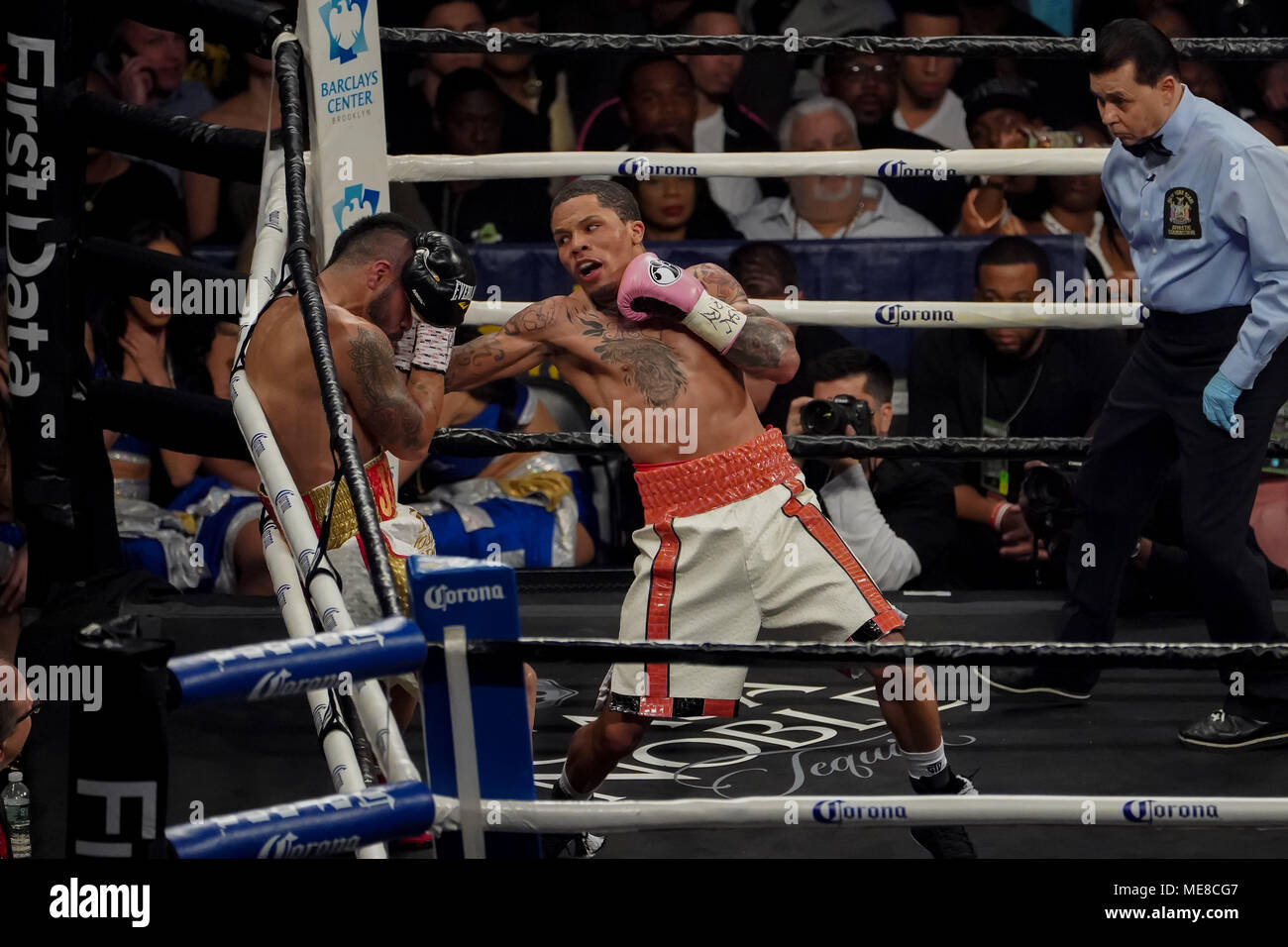 Brooklyn, New York, USA. Apr 21, 2018. GERVONTA DAVIS (blanc et rouge) et Jésus CUELLAR bataille dans un combat de championnat WBA super featherweight au Barclays Center de Brooklyn, New York. Crédit : Joel Plummer/ZUMA/Alamy Fil Live News Banque D'Images