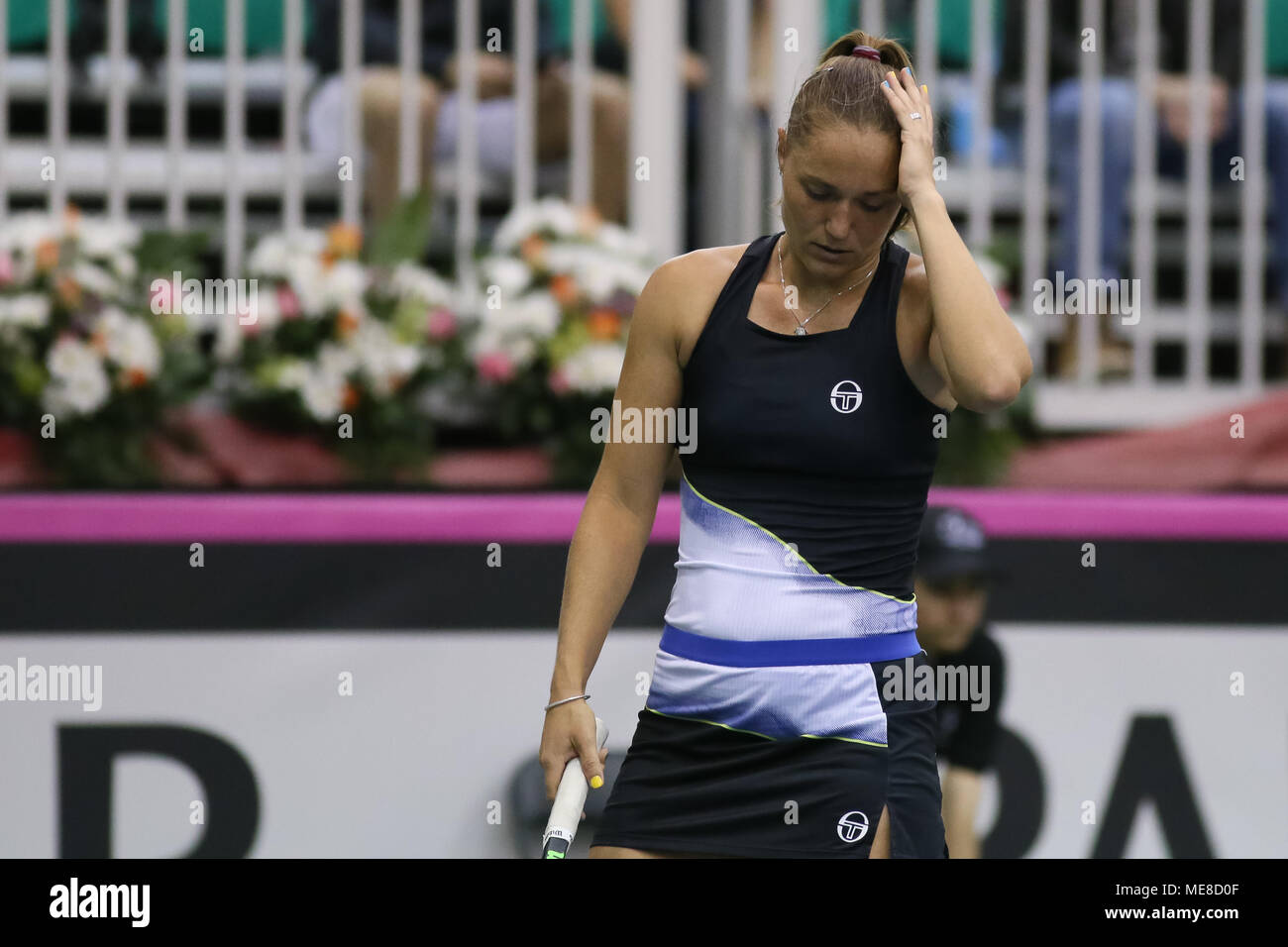 Montréal, Canada, 21 avril 2018. Kateryna Bondarenko de l'Ukraine réagit après avoir raté un point contre contre Eugenie Bouchard du Canada pendant leur Fed Cup World Group II play-off match de tennis à Montréal, Québec, Canada le Samedi, Avril 21, 2018. Credit : Dario Ayala/Alamy Live News Banque D'Images