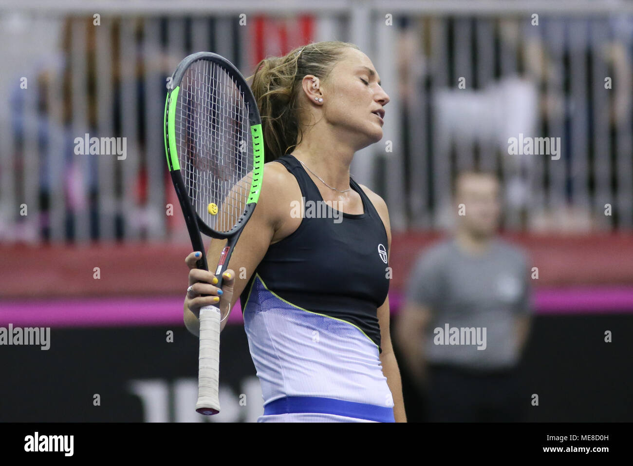 Montréal, Canada, 21 avril 2018. Kateryna Bondarenko de l'Ukraine réagit après avoir raté un point contre contre Eugenie Bouchard du Canada pendant leur Fed Cup World Group II play-off match de tennis à Montréal, Québec, Canada le Samedi, Avril 21, 2018. Credit : Dario Ayala/Alamy Live News Banque D'Images