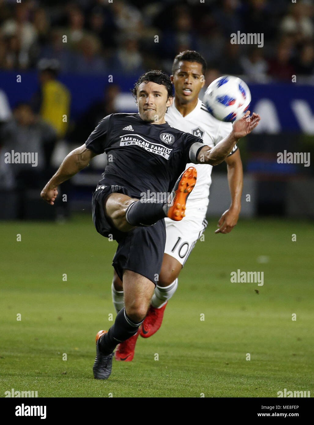 Los Angeles, Californie, USA. Apr 21, 2018. Atlanta United's defender Michael Parkhurst (3) de la balle pendant le 2018 Major League Soccer (MLS) match entre les Los Angeles Galaxy et Atlanta United à Carson, Californie, le 21 avril 2018. Atlanta United a remporté 2-0. Ringo : crédit Chiu/ZUMA/Alamy Fil Live News Banque D'Images