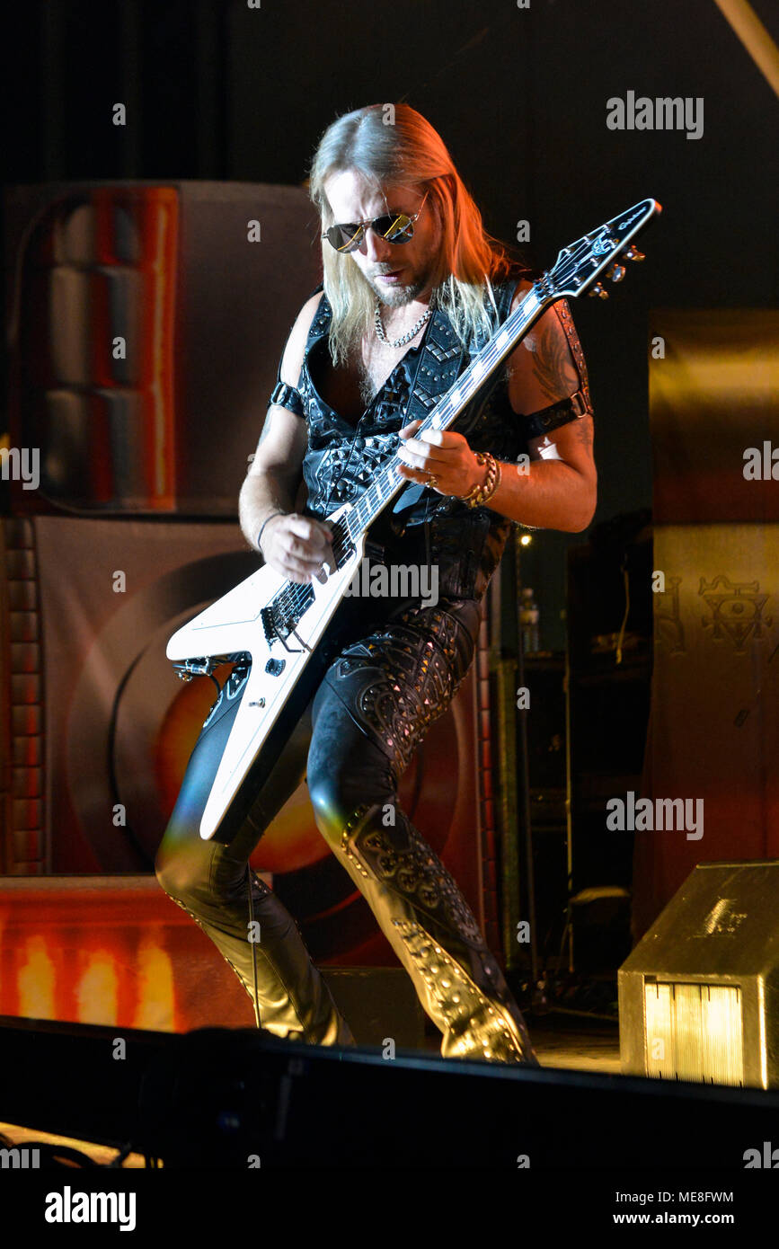 Las Vegas, Nevada, 21 avril 2018 . Membre du groupe Judas Priest Richie Faulkner l'exécution en concert le jour 2 de la deuxième édition annuelle de Las Stique heavy metal music festival tenu à la Centre-ville de Las Vegas Events Center. Credit : Ken Howard/Alamy Live News Banque D'Images