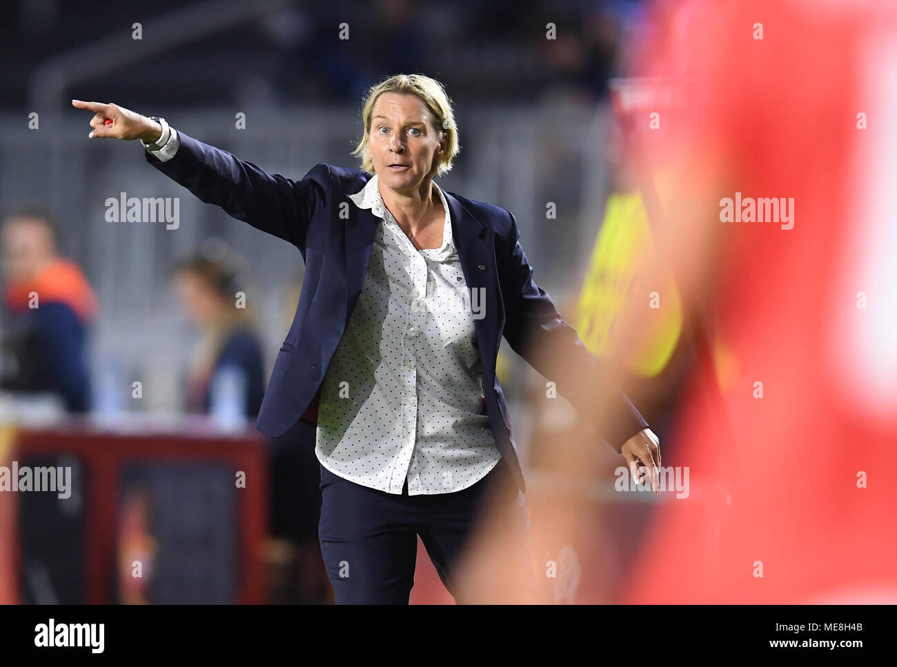 Déposée - 26 juillet 2017, Pays-Bas, Breda : Football, les Championnats d'Europe, la Suisse contre la France, à theRat Verlegh Stadion. L'entraîneur suisse Martina Voss-Tecklenburg en marge des gestes. Ancien joueur de l'Allemagne, en ce moment Voss-Tecklenburg entraîneur suisse, est définie à l'emporter sur l'Allemagne de l'entraîneur de l'équipe de femmes à l'automne. Photo : Carmen Jaspersen/Carmen Jaspersen/dpa Banque D'Images