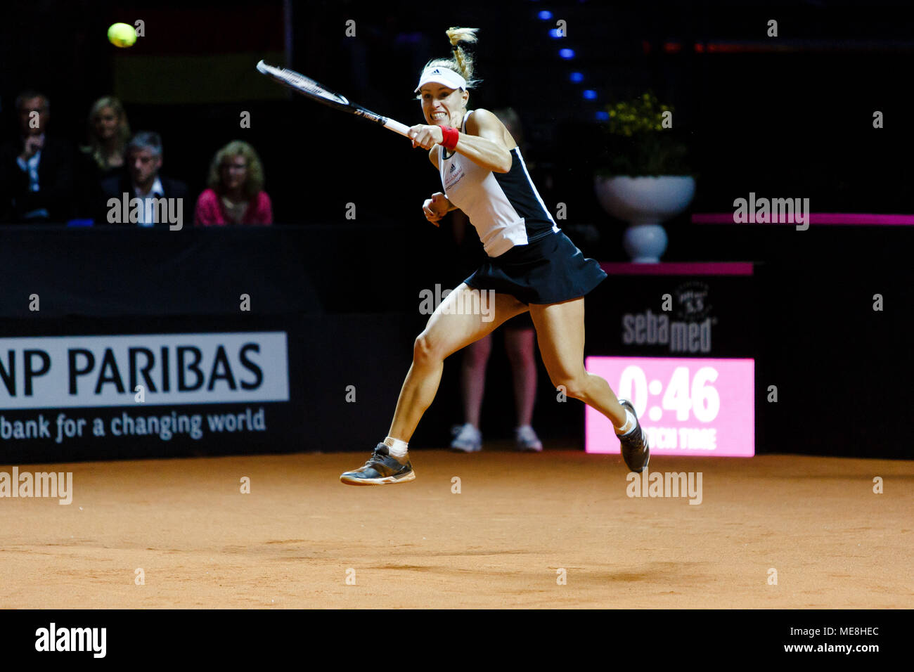 Joueuse de tennis allemande Angelique Kerber en action pendant la demi-finale de Fed Cup contre la République tchèque. Banque D'Images