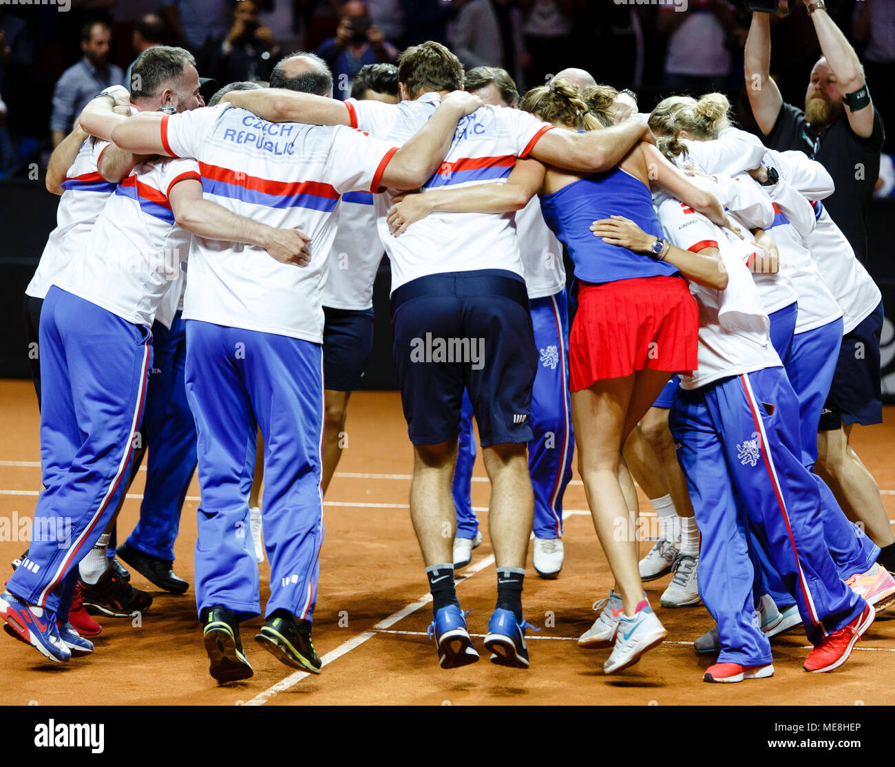 L'équipe tchèque célèbre sa victoire contre l'Allemagne à la demi-finale de Fed Cup. Banque D'Images