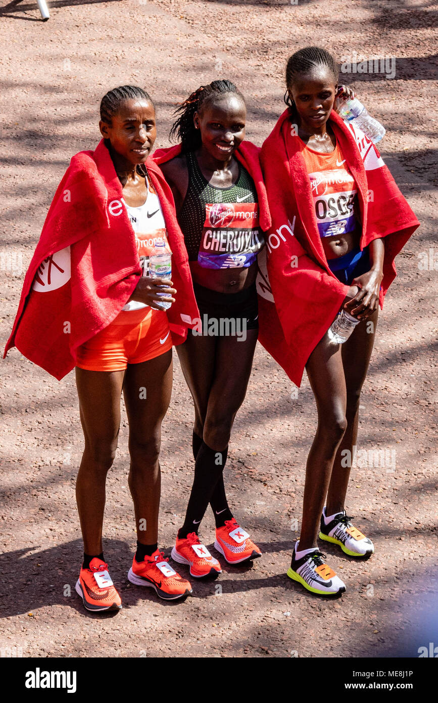 Londres, Royaume-Uni, le 22 avril 2018, Londres, Royaume-Uni, Marathon, les trois premières femmes elite runners Bekele (gauche), Cheruiyot (centre), et Kosgei (righty Crédit : Ian Davidson/Alamy Live News Banque D'Images