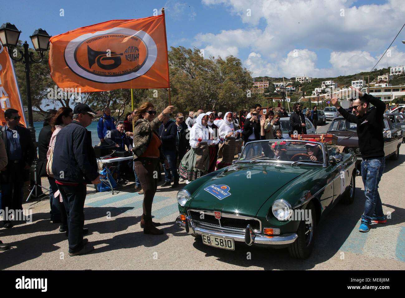 Andros, Grèce. Apr 21, 2018. Mer, prendre part à la 24e rallye de voitures classiques de printemps organisé par Philpa (Fédération grecque des vieilles voitures) dans l'île Andros, Grèce, le 21 avril 2018. Credit : Marios Lolos/Xinhua/Alamy Live News Banque D'Images