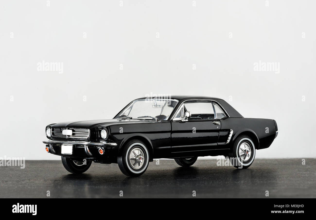 Izmir, Turquie - 17 avril 2015. Ford Mustang voiture modèle 260 image du produit. Vue côté gauche sur un fond blanc et sur un sol de poussière. Banque D'Images