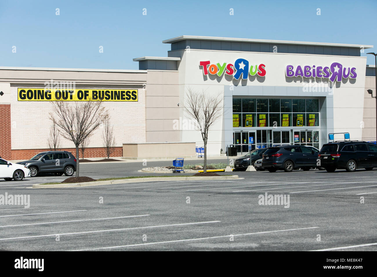 Un logo affiche à l'extérieur d'un comité conjoint de Toys "R" Us et Babies "R" Us store de Columbia, Maryland, avec 'Fermeture de l'entreprise de signalisation' le 20 avril, 2018 Banque D'Images