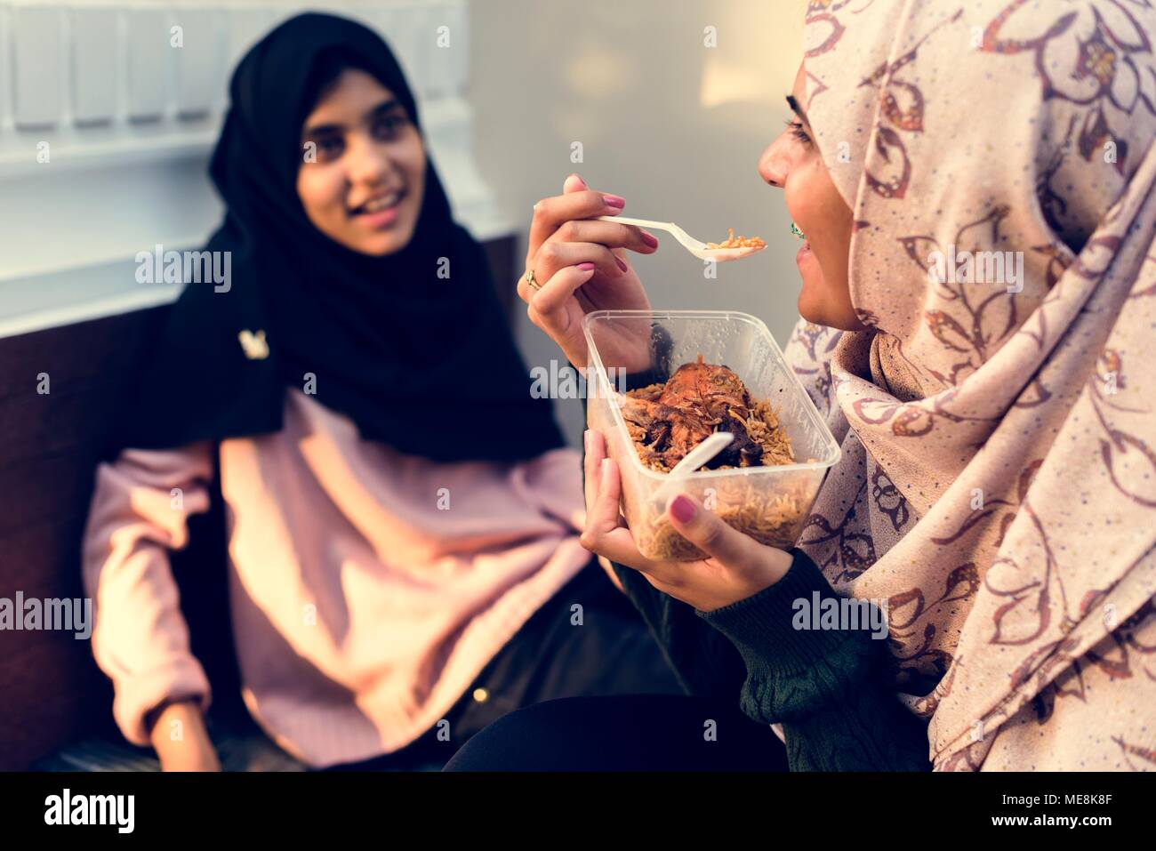 Groupe de jeunes filles musulmanes ayant déjeuner ensemble Banque D'Images