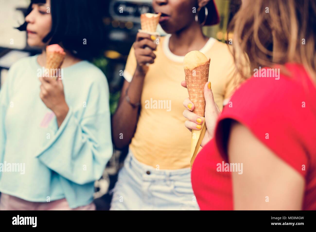 Groupe de diverses femmes eating ice cream ensemble Banque D'Images