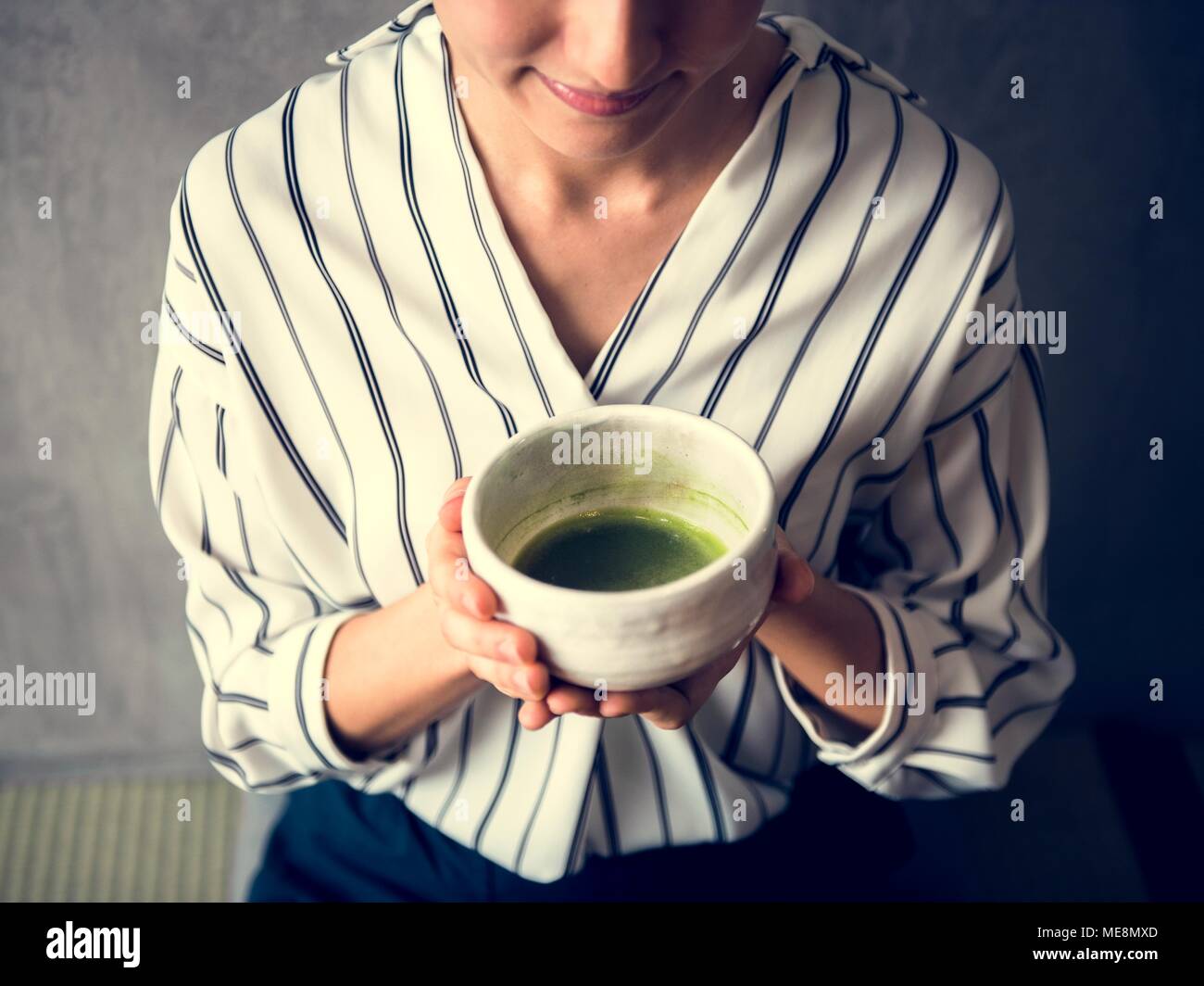 Femme faisant du thé vert oriental cérémonie japonaise Banque D'Images