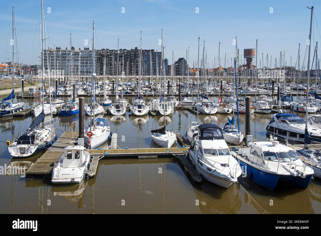 Bateaux à voile, bateaux et yachts de plaisance dans le port de plaisance à seaside resort Blankenberge le long de la côte de la mer du Nord, Flandre occidentale, Belgique Banque D'Images