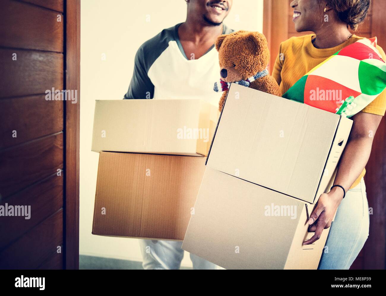 Déménagement dans la famille noire à leur nouvelle maison Banque D'Images