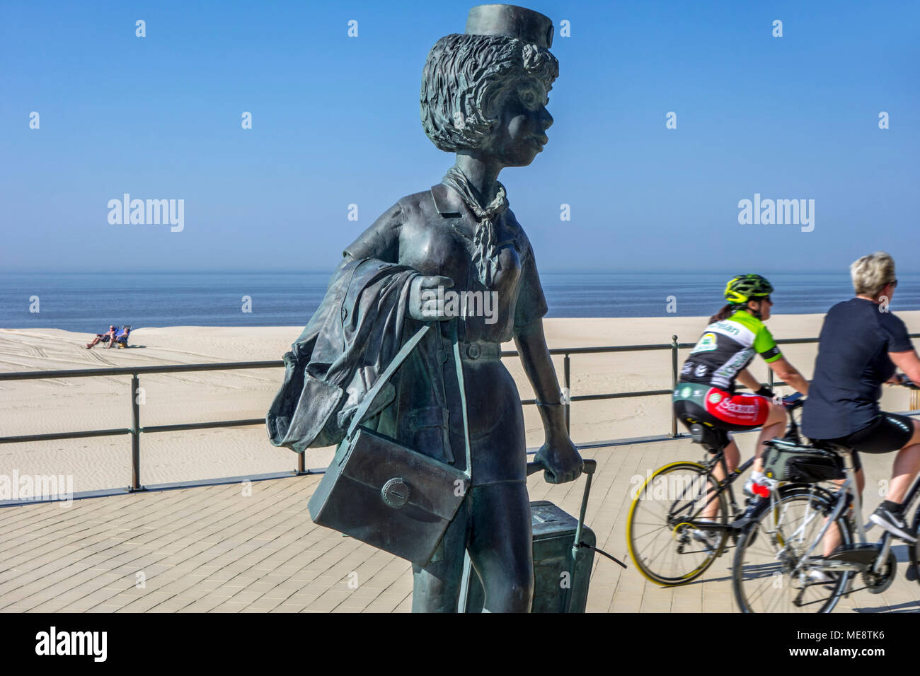 Sculpture de Natacha, personnage de bande dessinée par les créateurs de bande dessinée belge François Walthéry et Gos sur promenade à Middelkerke, Flandre occidentale, Belgi Banque D'Images