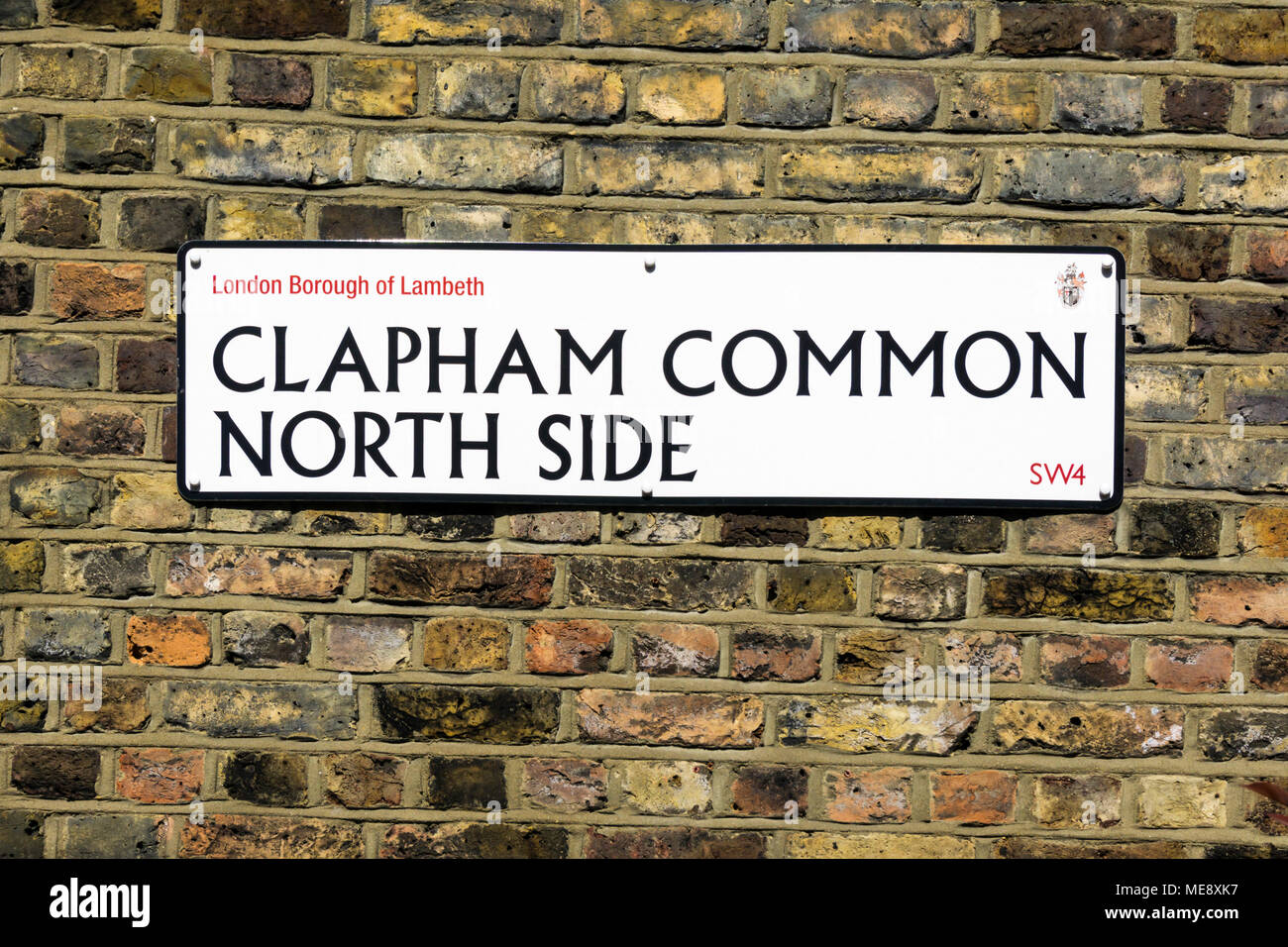 Plaque de rue pour Clapham Common Côté Nord dans le London Borough of Lambeth Banque D'Images