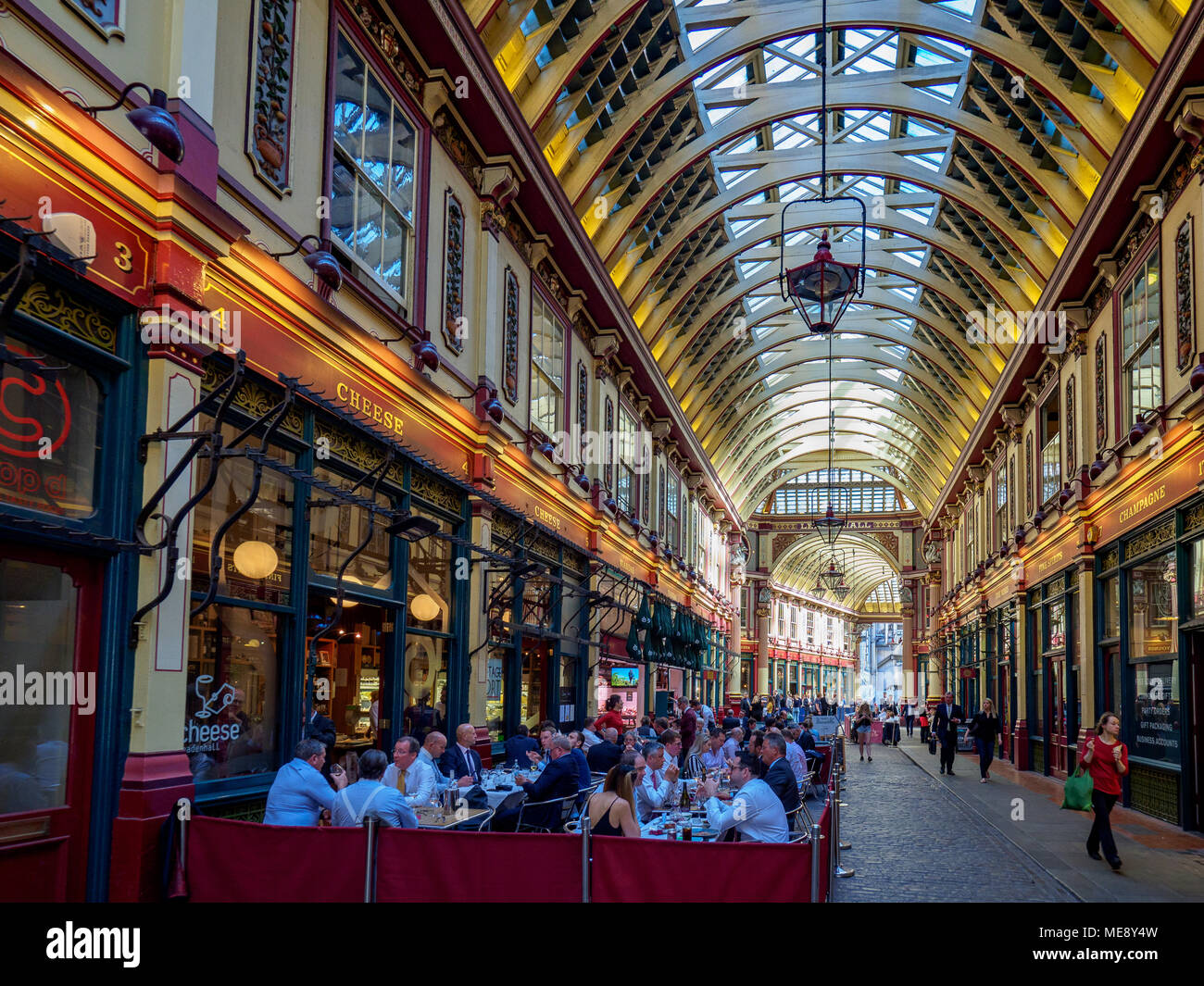 Leadenhall Market London - City travailleurs jouissent de la nourriture et des boissons dans le quartier historique de Leadenhall Market de Londres au coeur de la ville de Londres domaine financier. Banque D'Images