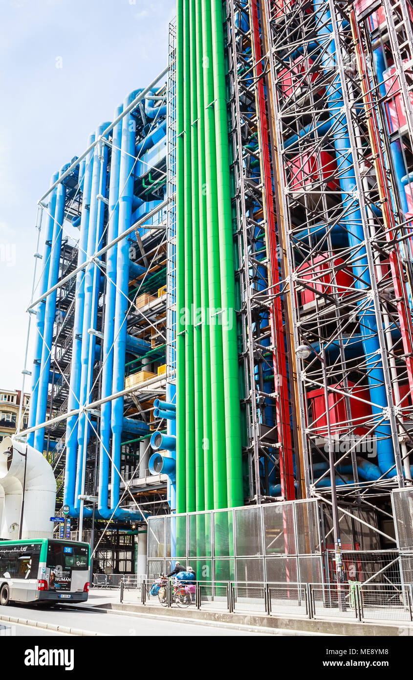 Détail de la haute technologie moderne de l'architecture du centre Georges Pompidou, avec tuyaux colorés. Paris. France Banque D'Images