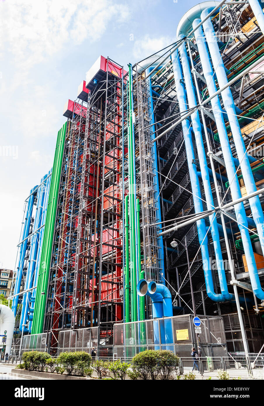 Détail de la haute technologie moderne de l'architecture du centre Georges Pompidou, avec tuyaux colorés. Paris. France Banque D'Images