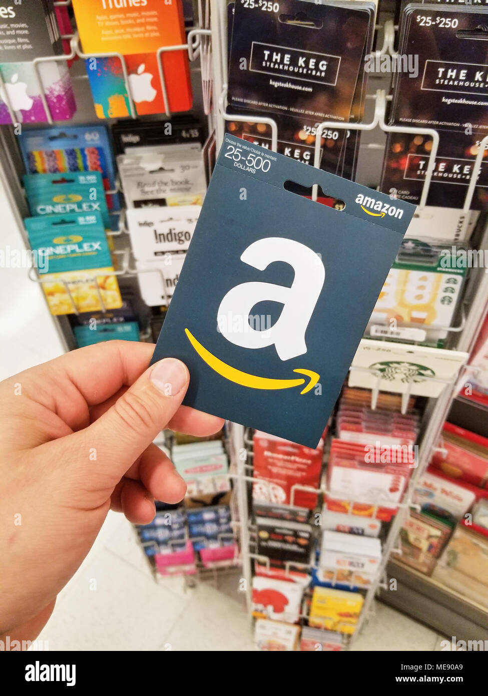 Montréal, Canada - le 7 novembre, 2017 : carte-cadeau Amazon dans une main  sur les cartes-cadeaux. Amazon est un américain du commerce électronique et  de cloud computin Photo Stock - Alamy