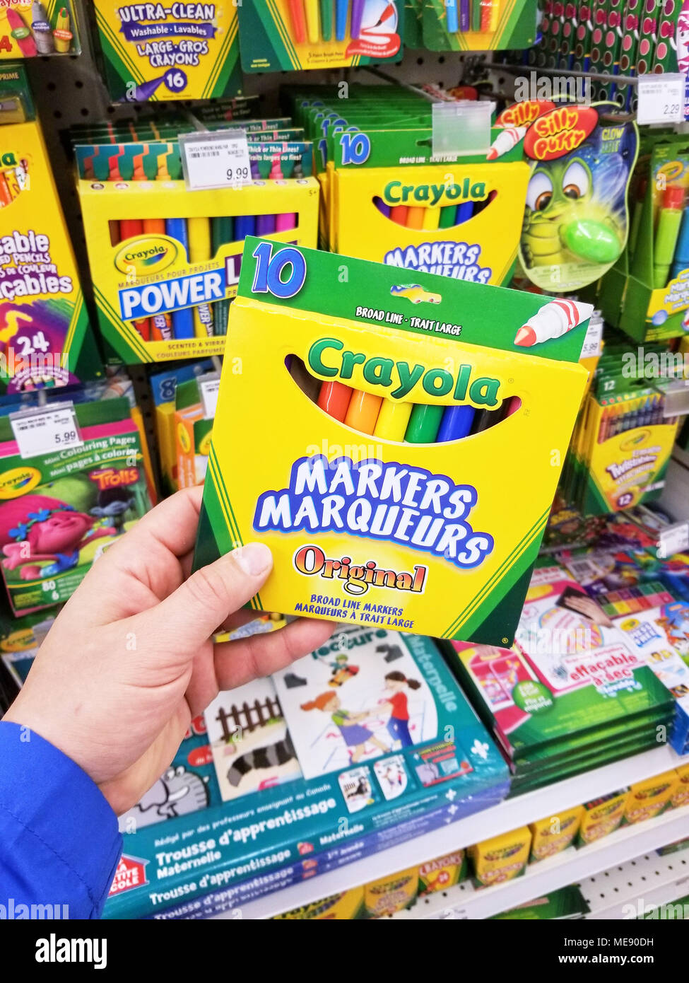 Montréal, Canada - le 10 mars 2018 : A hand holding pack Crayola. Crayola LLC est une société américaine, spécialisée dans l'artisanat d'art. Banque D'Images