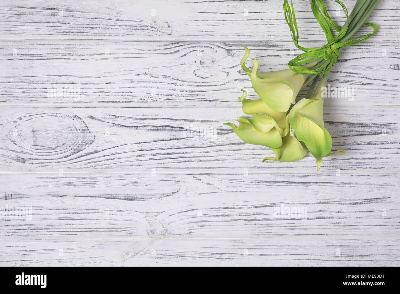 Calla vert sur une table en bois blanc Banque D'Images