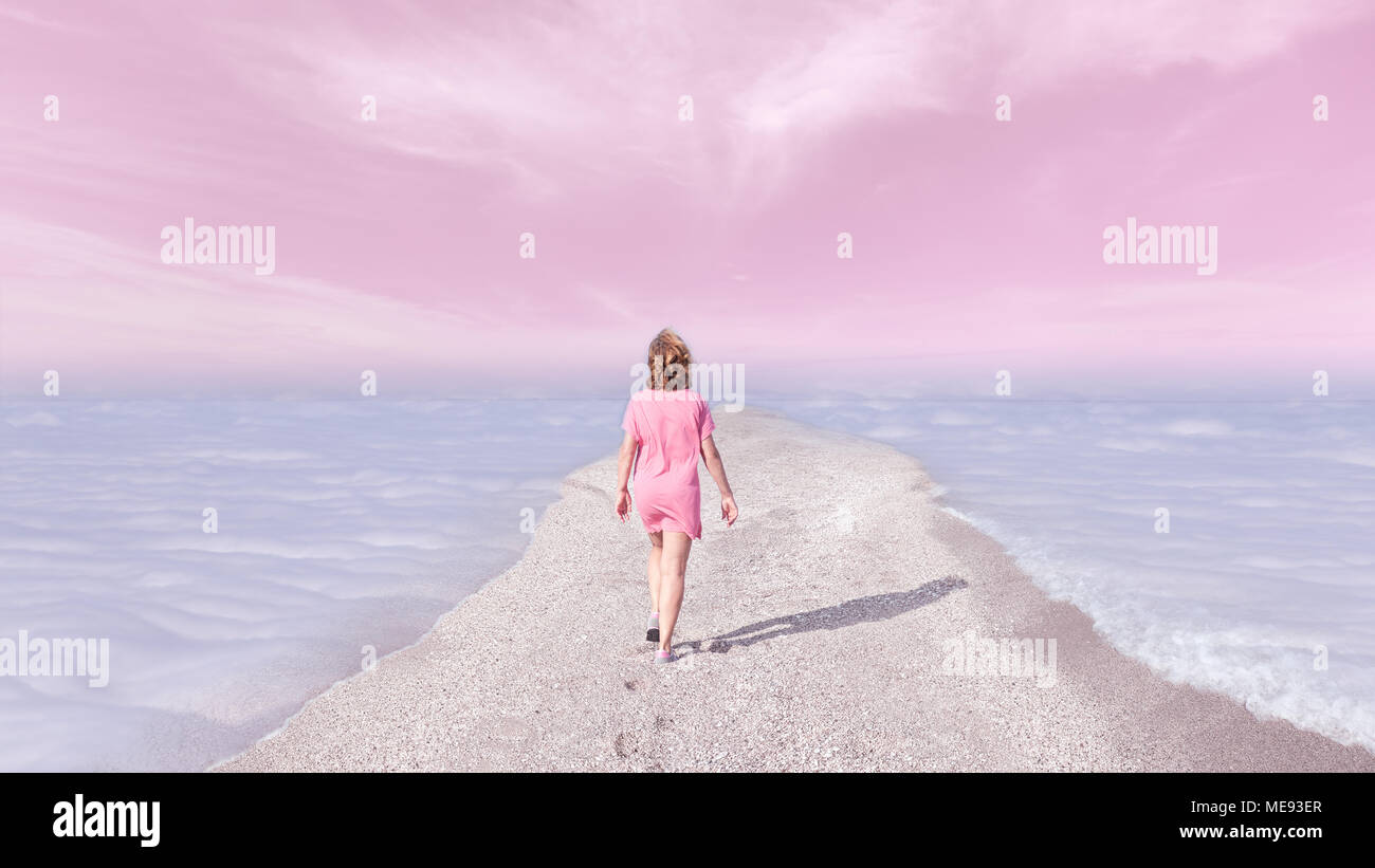 Femme seule en robe rose marche sur sentier étroit au-dessus des nuages à l'ambiance arrakeen Banque D'Images