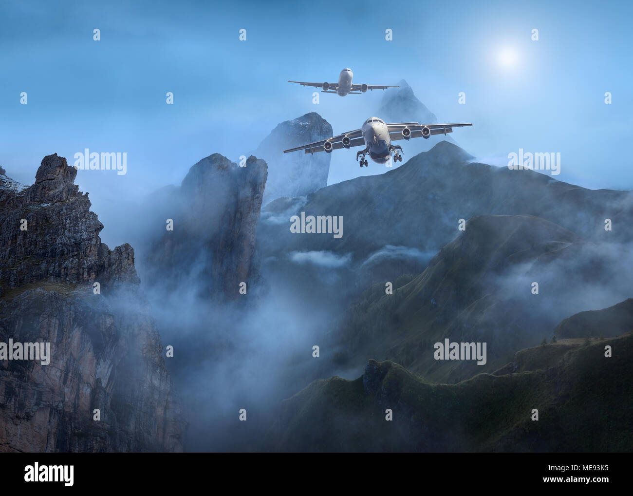 Deux avions de passagers en vol près de la montagne avec des conditions de faible visibilité en temps brumeux. Banque D'Images