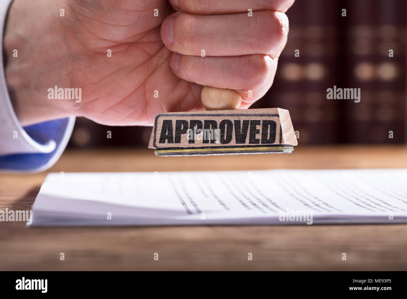 Close-up d'une part de l'approbation du juge d'audience en forme du contrat Banque D'Images