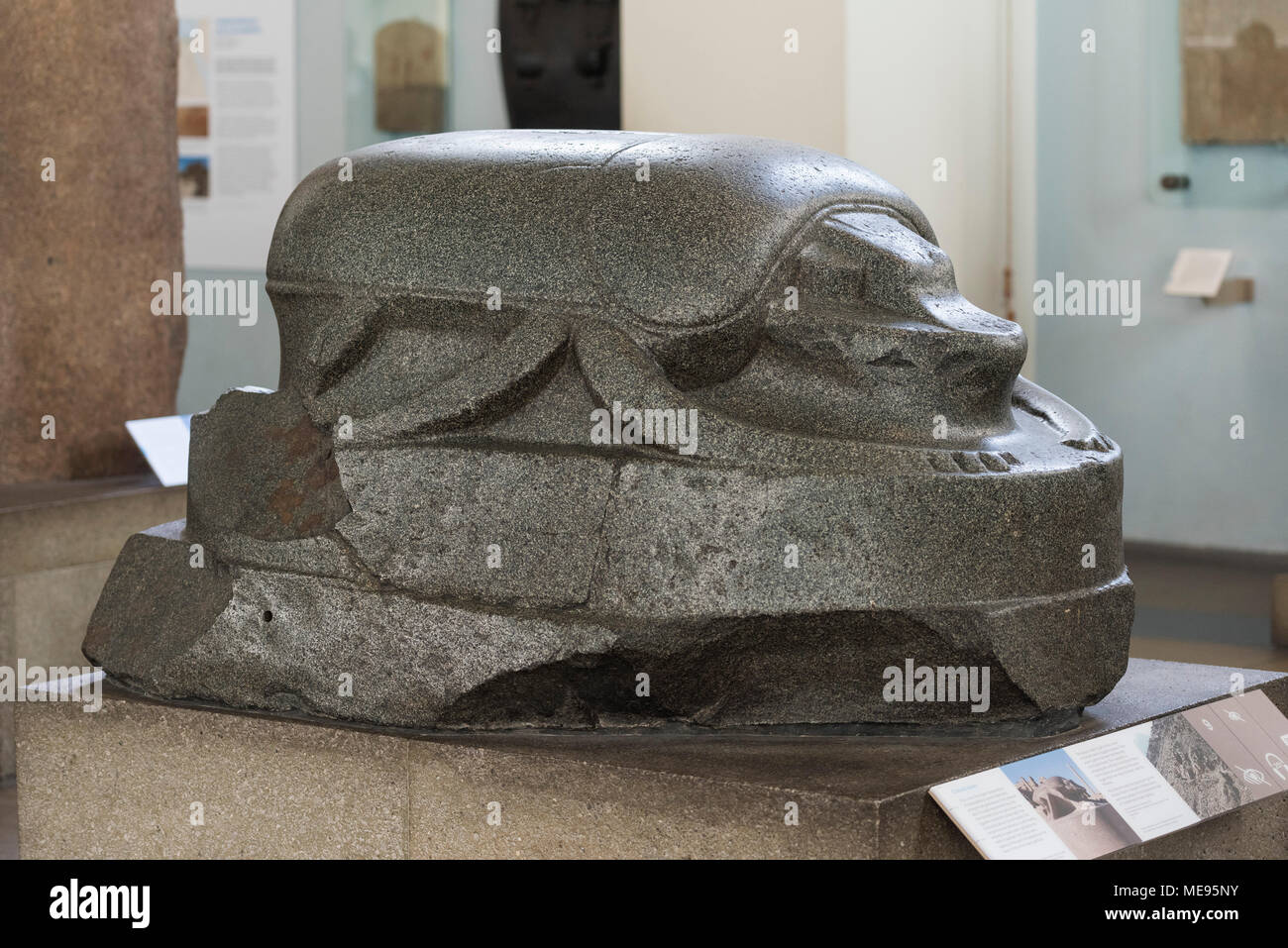 Londres. L'Angleterre. British Museum. Scarabée égyptien antique sculpture, représentant probablement Khépri, 3e ou 2e siècle avant J.-C.. L'origine la plus probable Banque D'Images